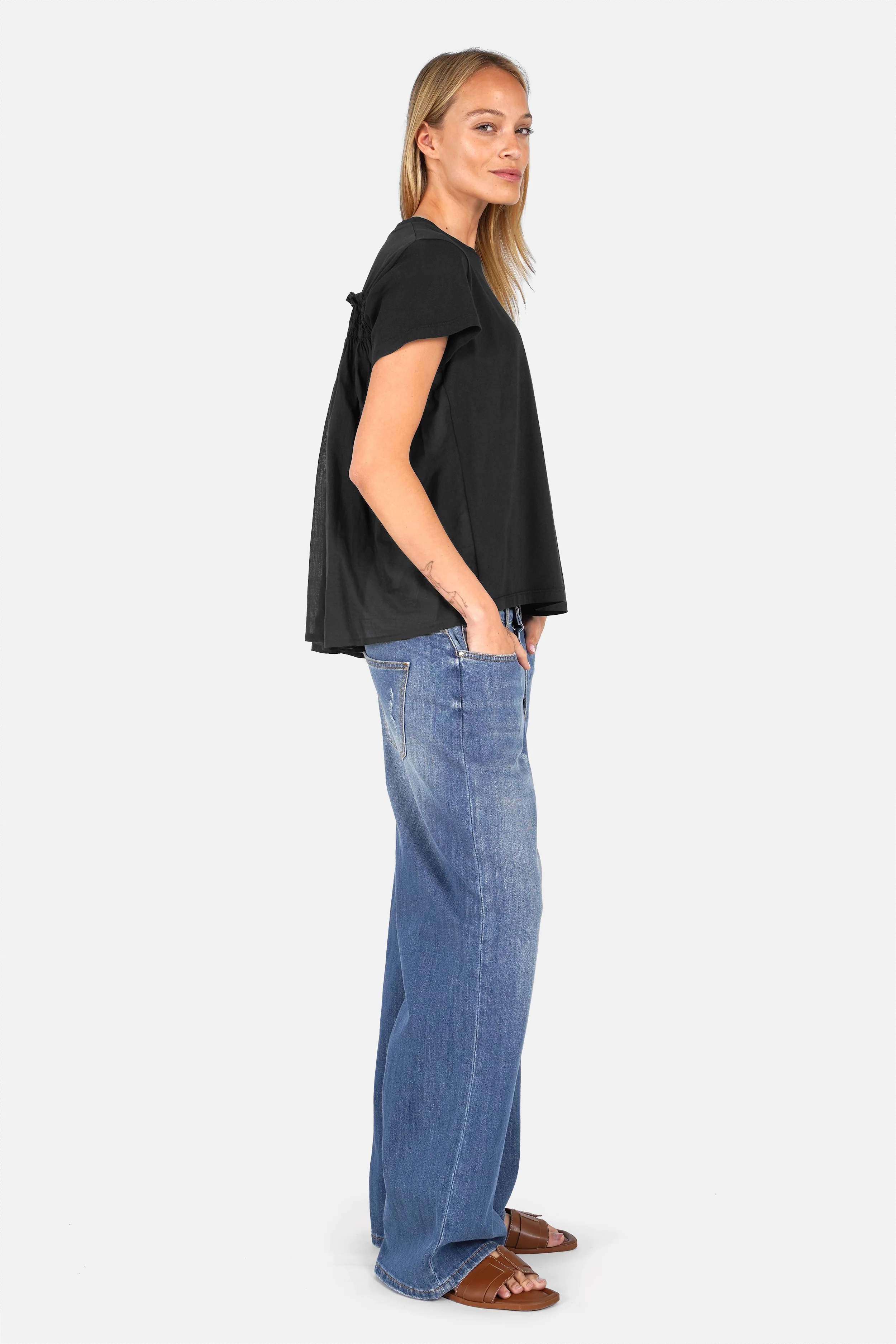 AKIKA T-Shirt aus fließendem Jersey mit Rundhalsausschnitt und Rüschen-Smokdetail am Rücken, Baumwoll-Voile hinten, Relaxed Fit, Rückenlänge ca. 60 cm, Model trägt Größe S.