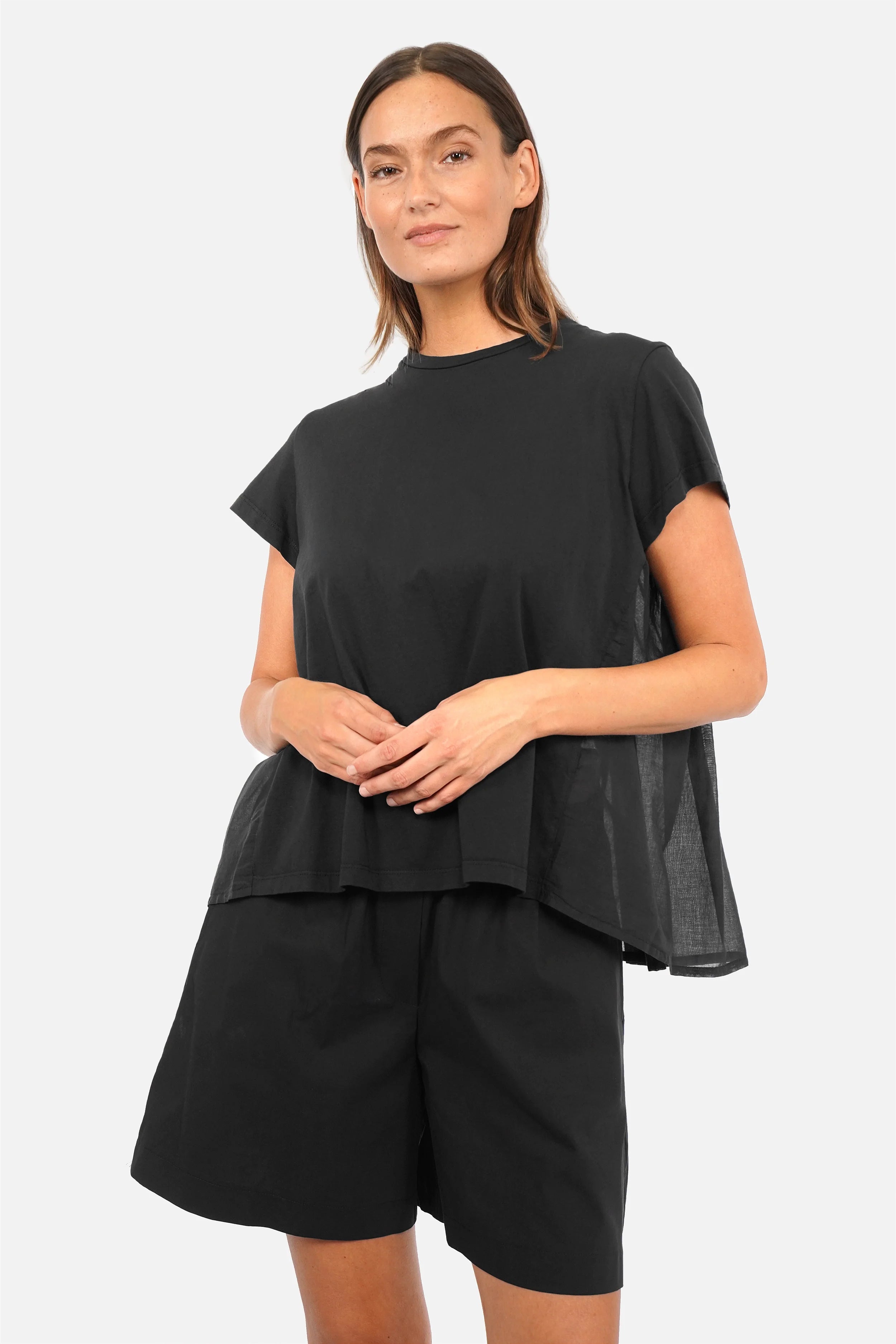 AKIKA T-Shirt aus fließendem Jersey mit Rundhalsausschnitt und Smokdetail am Rücken.