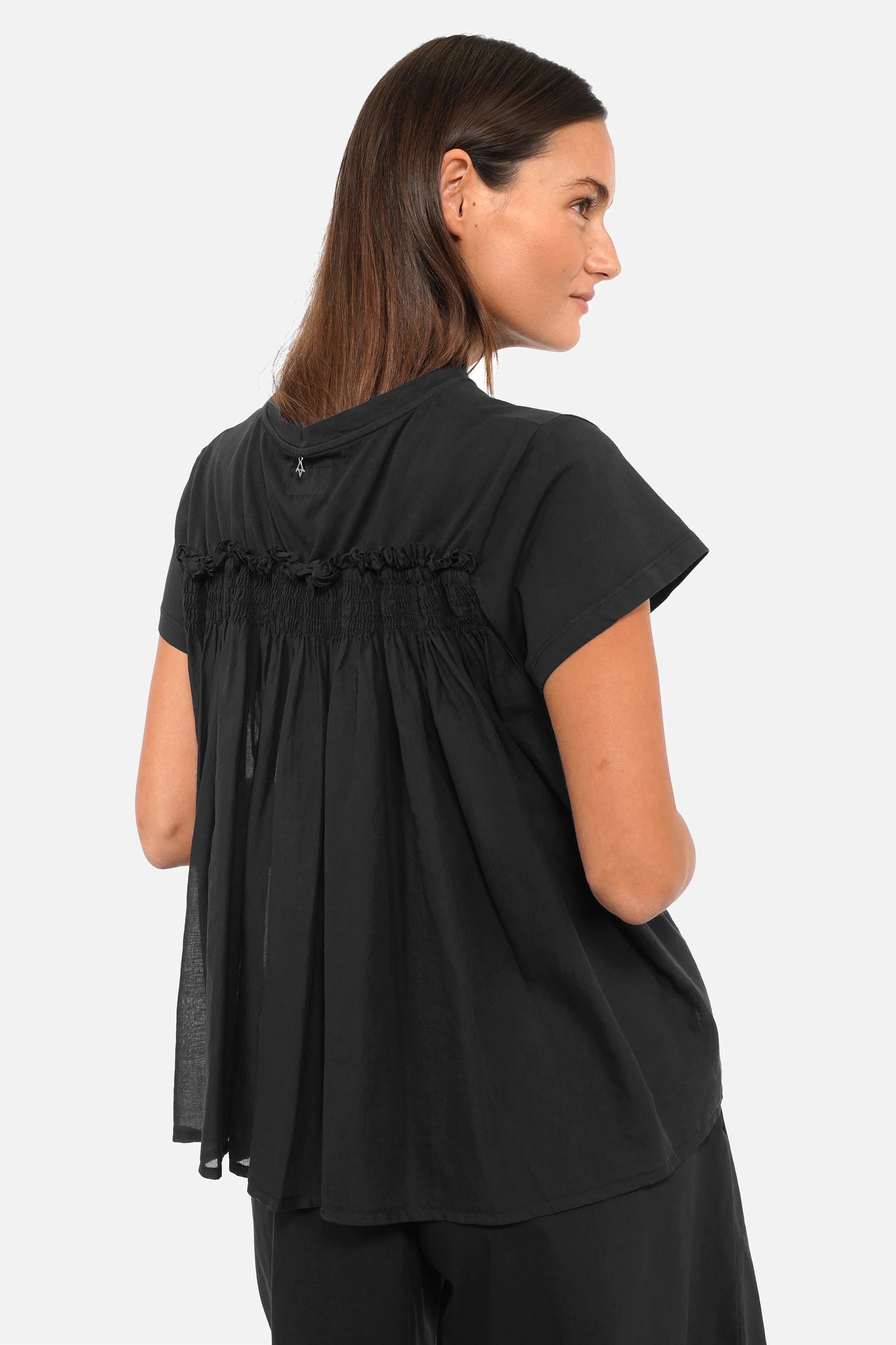AKIKA T-Shirt aus fließendem Jersey mit Rundhalsausschnitt und Smokdetail Rücken aus Baumwoll-Voile, Relaxed Fit, Rückenlänge 60 cm, Modellgröße S