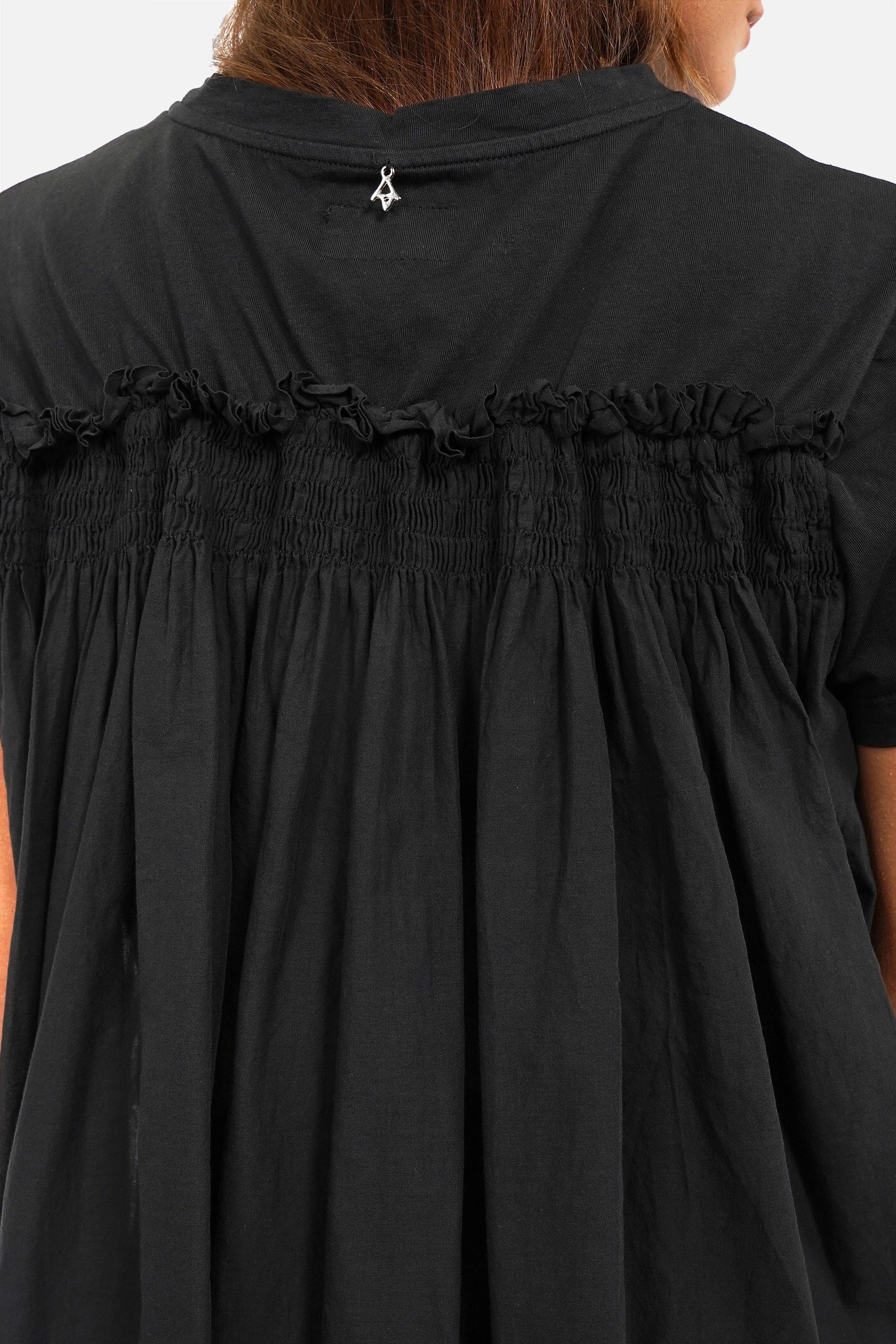 AKIKA T-Shirt aus fließendem Jersey mit Rundhalsausschnitt und Rüschen-Smokdetail am Rücken im Relaxed Fit