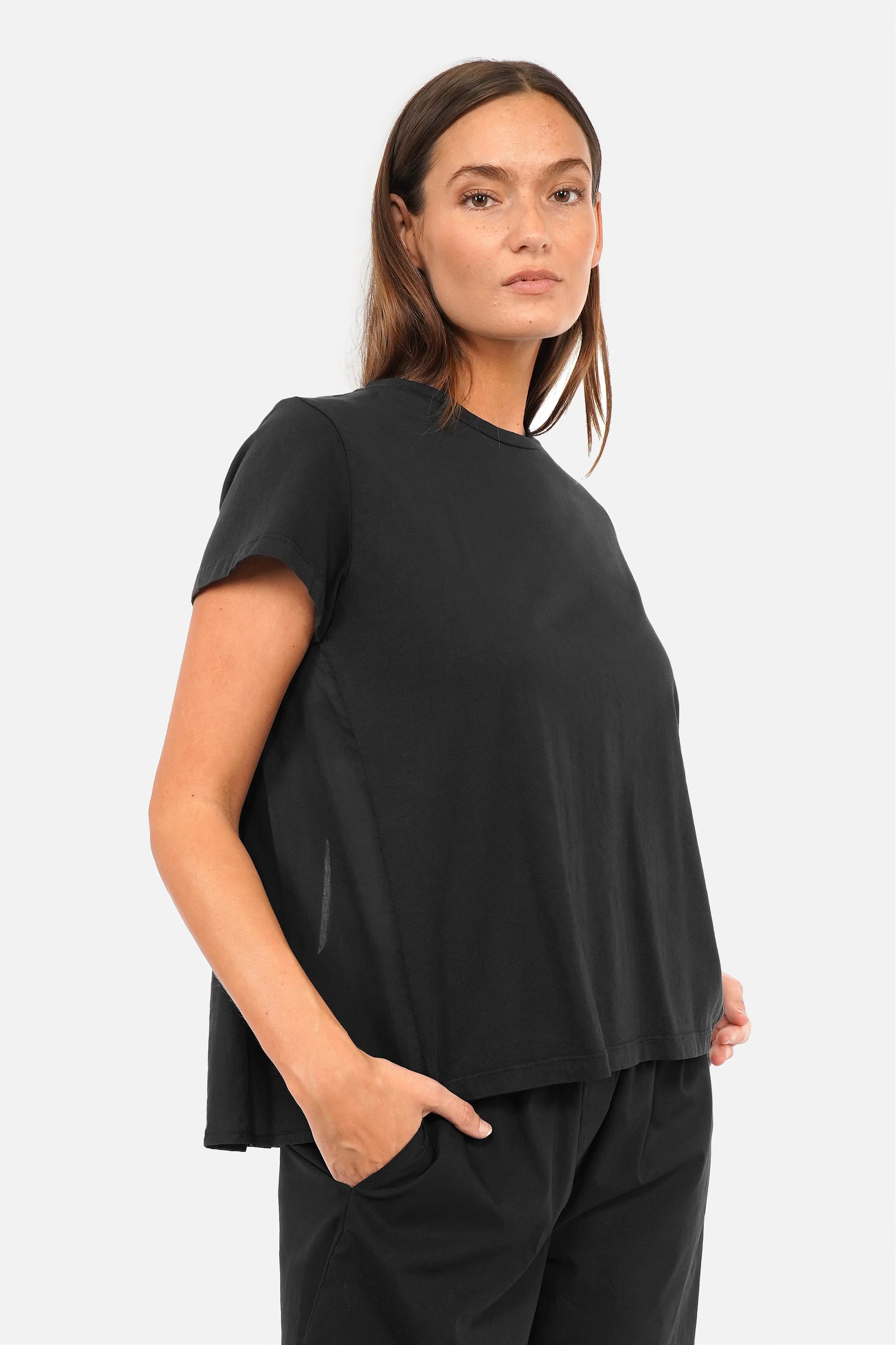 AKIKA T-Shirt aus fließendem Jersey mit Rundhalsausschnitt, Rüschen-Smokingdetail am Rücken und Baumwoll-Voile in Relaxed Fit