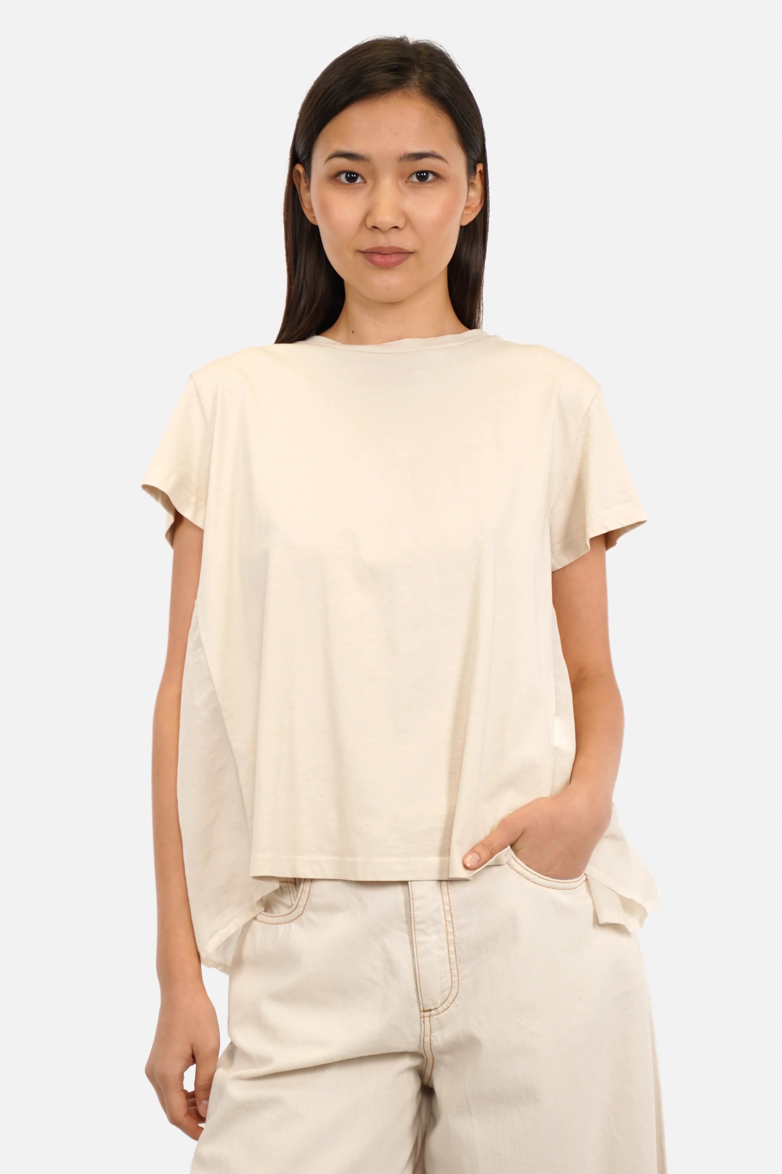 AKIKA T-Shirt mit Rundhalsausschnitt, Smokdetail und Rüschen am Rücken aus fließendem Jersey und Baumwoll-Voile, Relaxed Fit