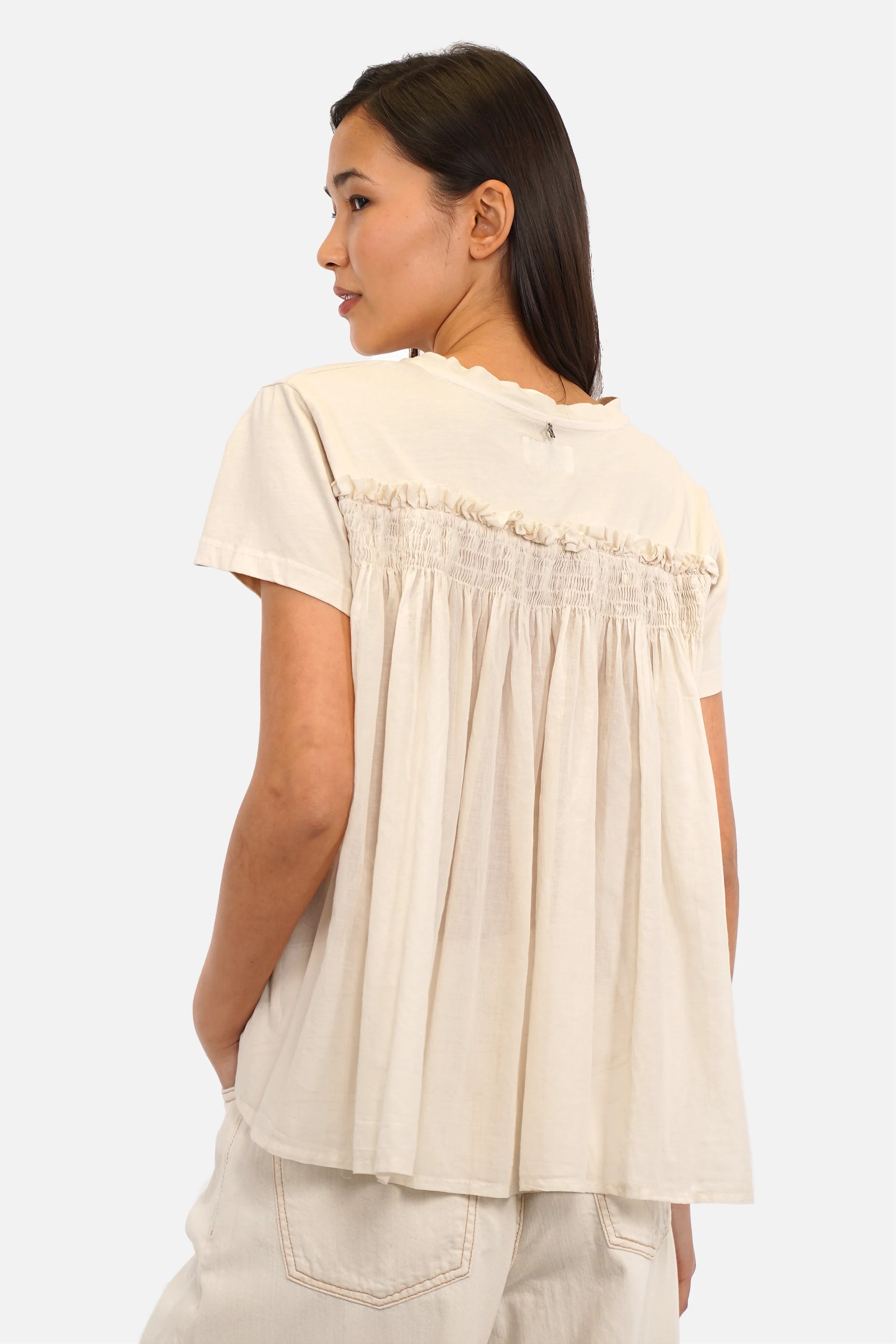 AKIKA T-Shirt mit fließendem Jersey-Material, Rundhalsausschnitt und Rüschen-Detail am Rücken