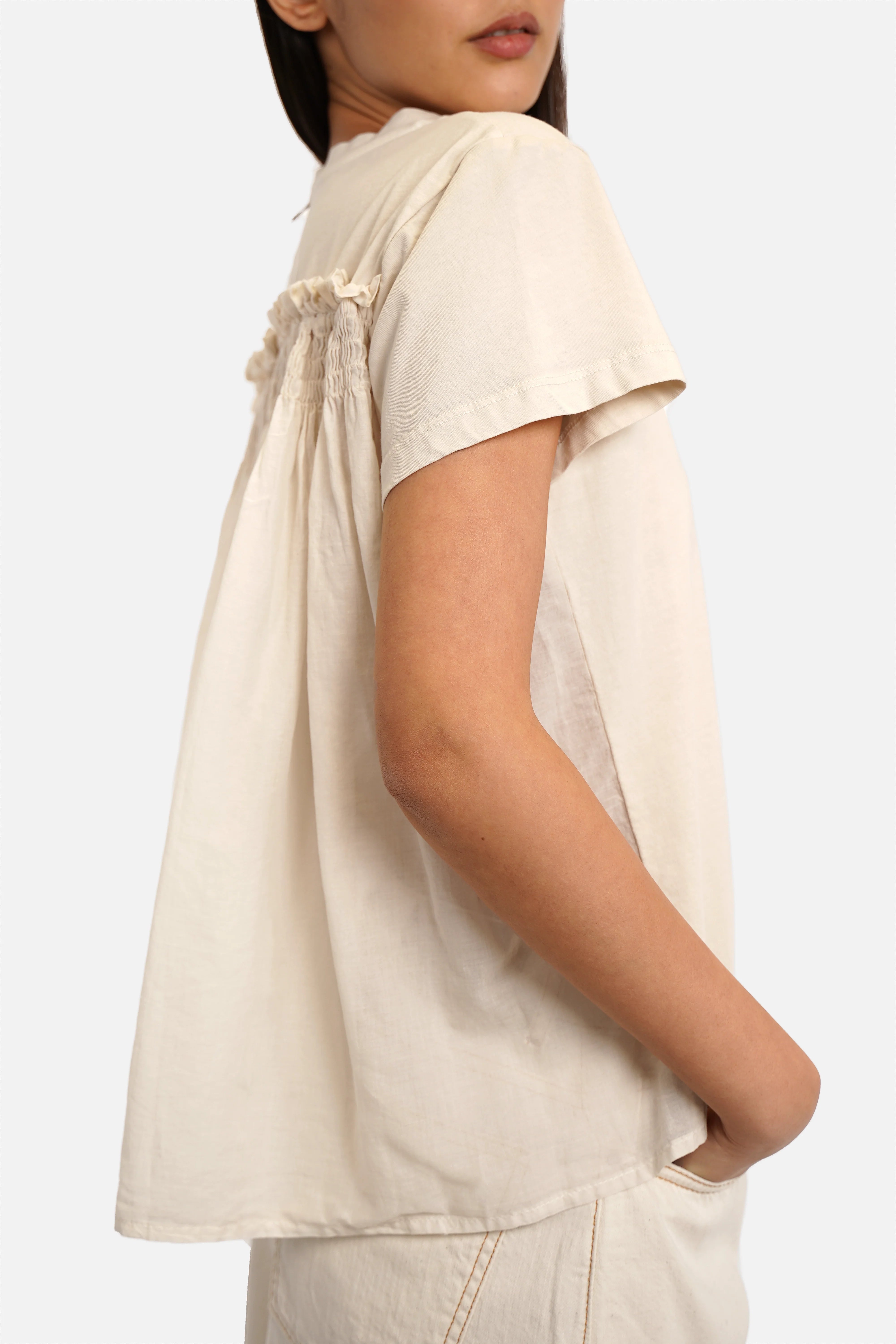 AKIKA T-Shirt aus fließendem Jersey mit Rundhalsausschnitt und Rüschen-Smokdetail am Rücken, Relaxed Fit, Baumwoll-Voile hinten