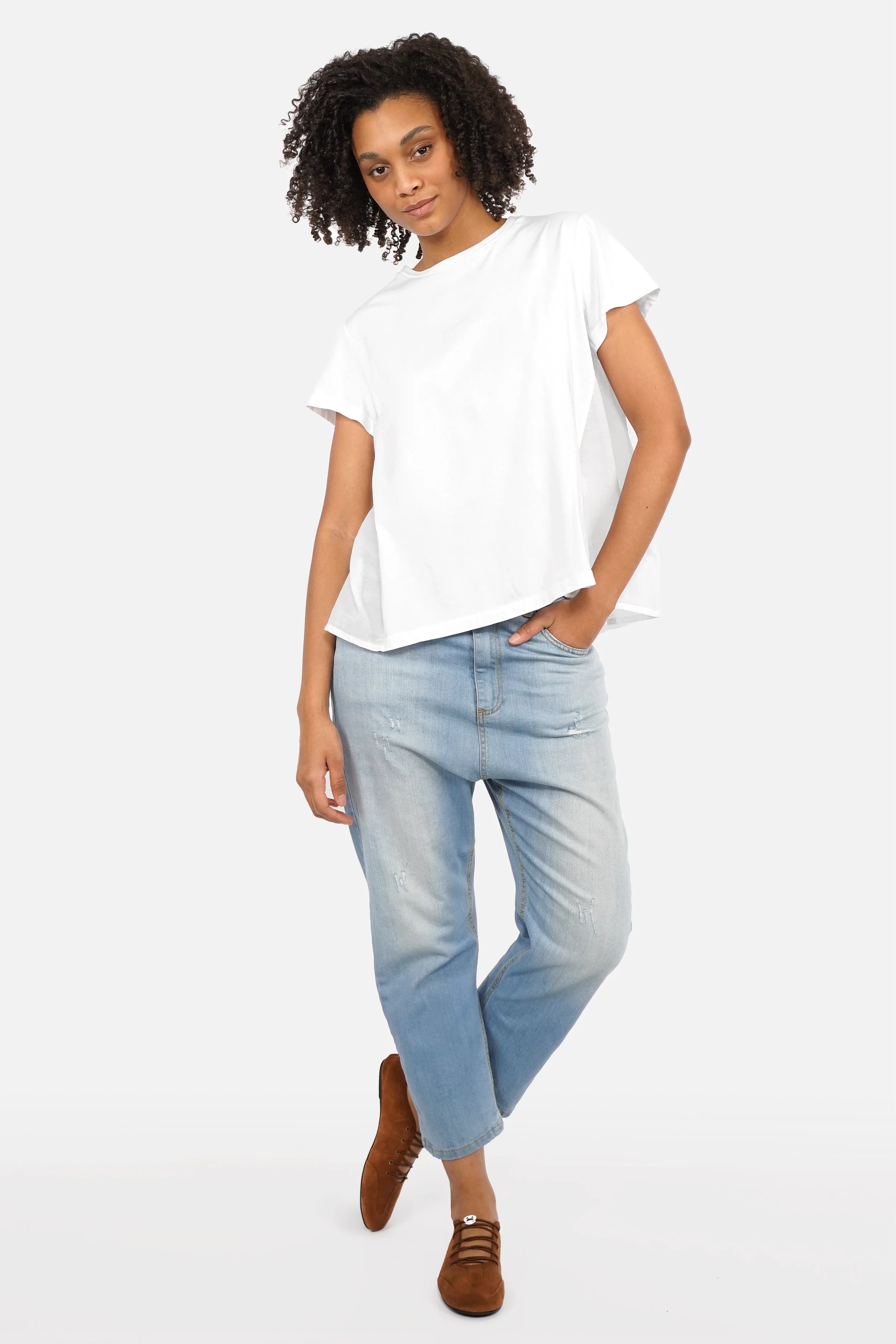 Damen AKIKA T-Shirt aus fließendem Jersey mit Rundhalsausschnitt und Rüschen-Smokdetail am Rücken, entspannter Schnitt