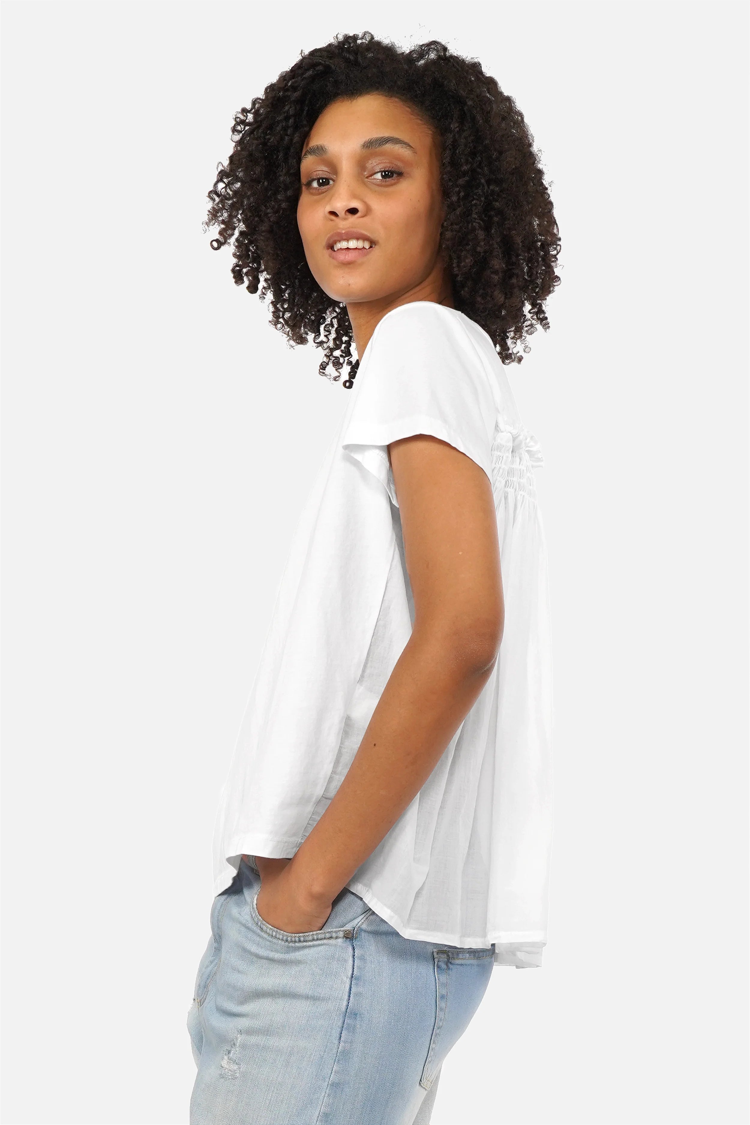 AKIKA T-Shirt aus fließendem Jersey mit Rundhalsausschnitt und Rüschen-Smokdetail am Rücken, Relaxed Fit, Baumwoll-Voile hinten, Rückenlänge ca. 60 cm.