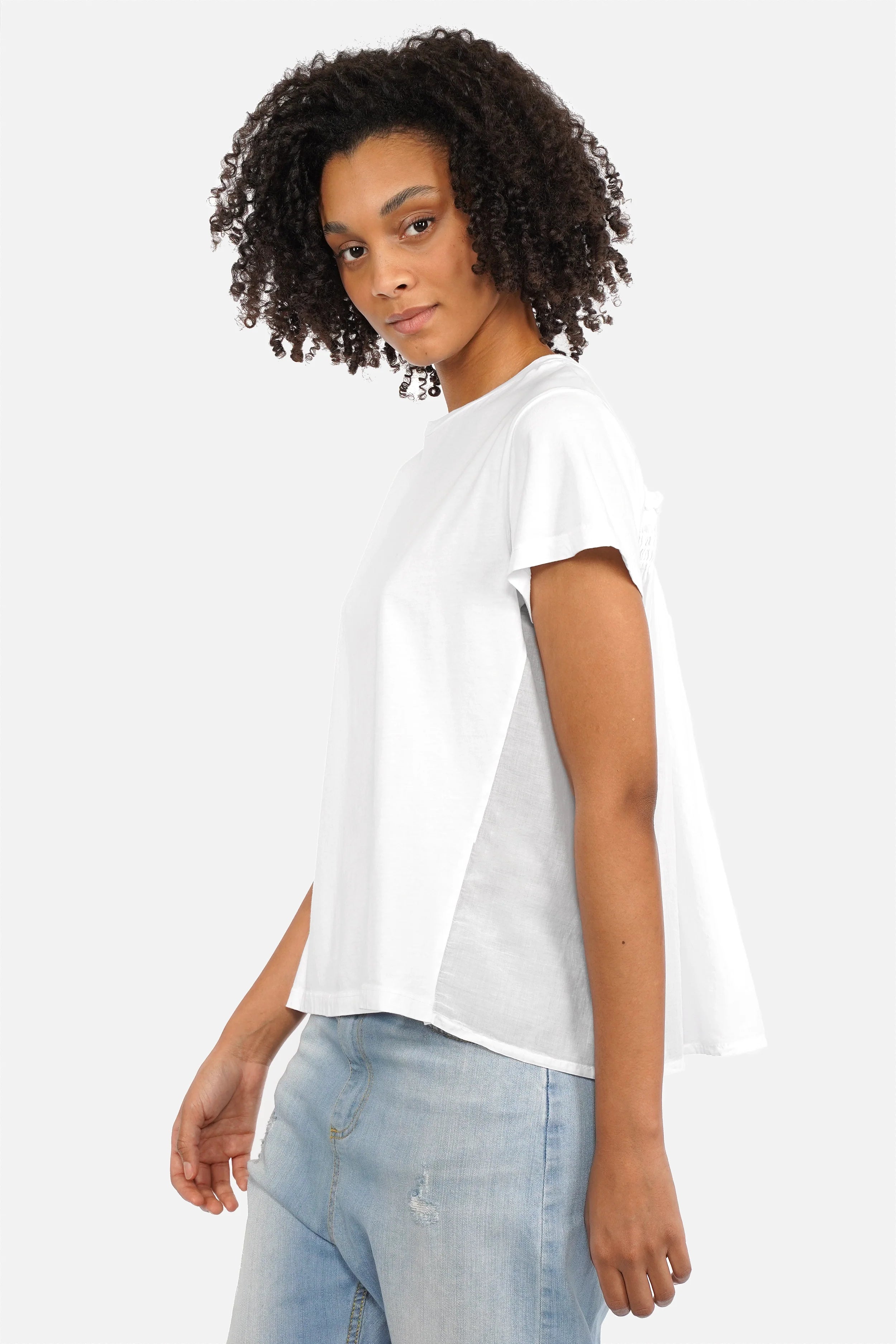 AKIKA T-Shirt aus fließendem Jersey mit Rundhalsausschnitt und Rüschen-Smokdetail am Rücken, Relaxed Fit, Baumwoll-Voile hinten, Rücklänge ca. 60 cm, Größe S.