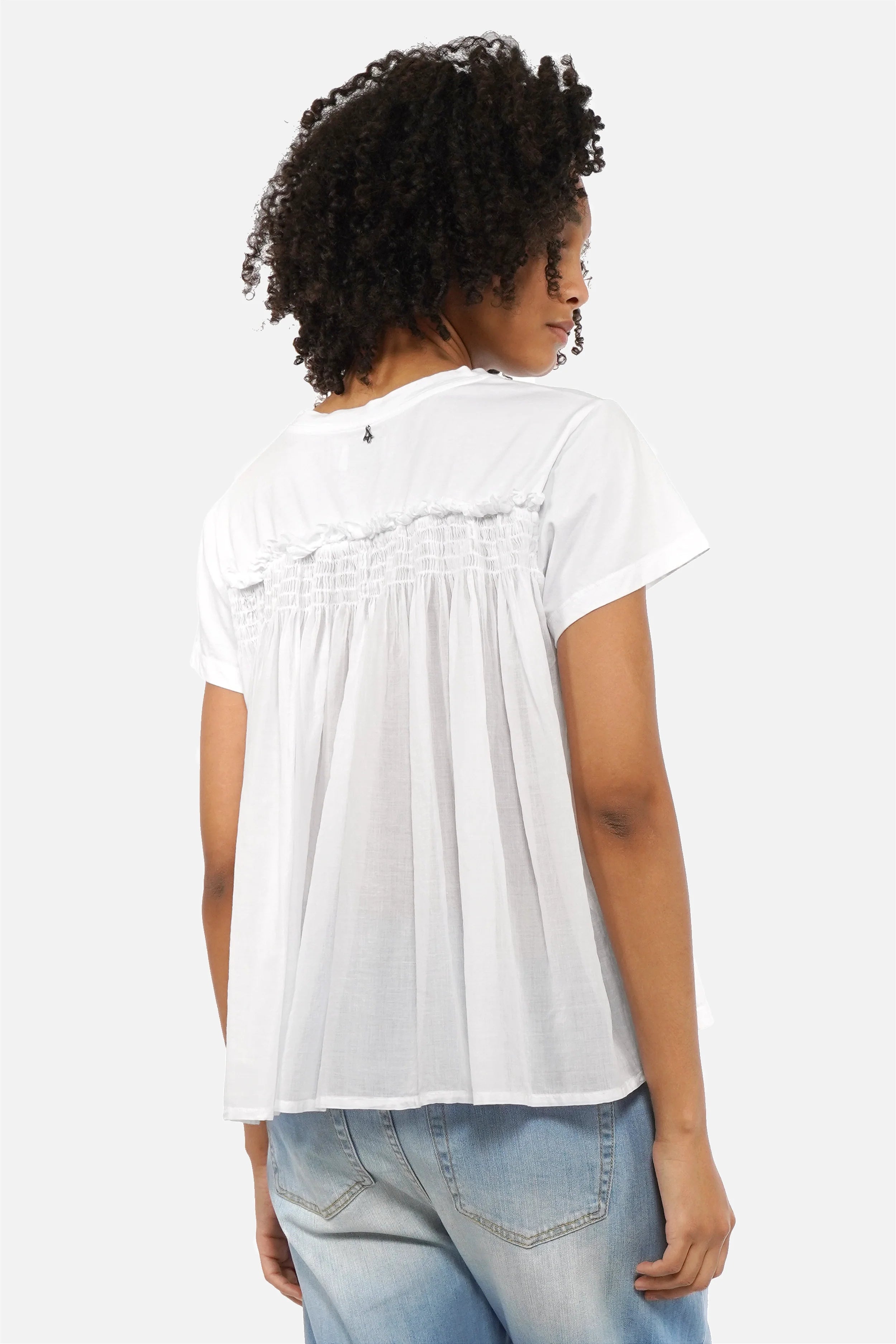 AKIKA T-Shirt aus fließendem Jersey mit Rundhalsausschnitt und Rüschen-Smokdetail am Rücken in Relaxed Fit