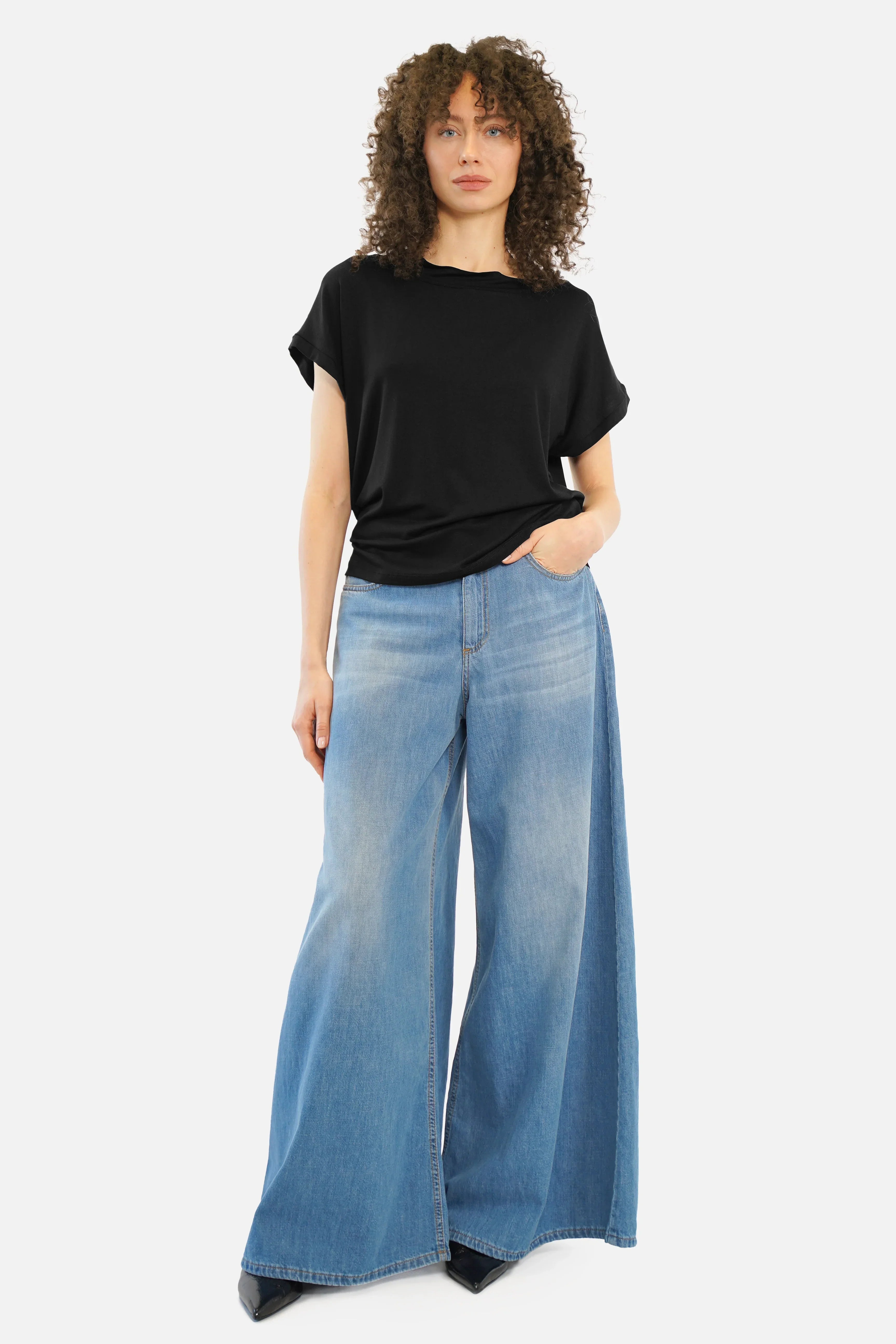 ALFERA T-Shirt aus leichtem Viskose-Jersey mit U-Boot Ausschnitt und überschnittenen Schultern in Relaxed Fit