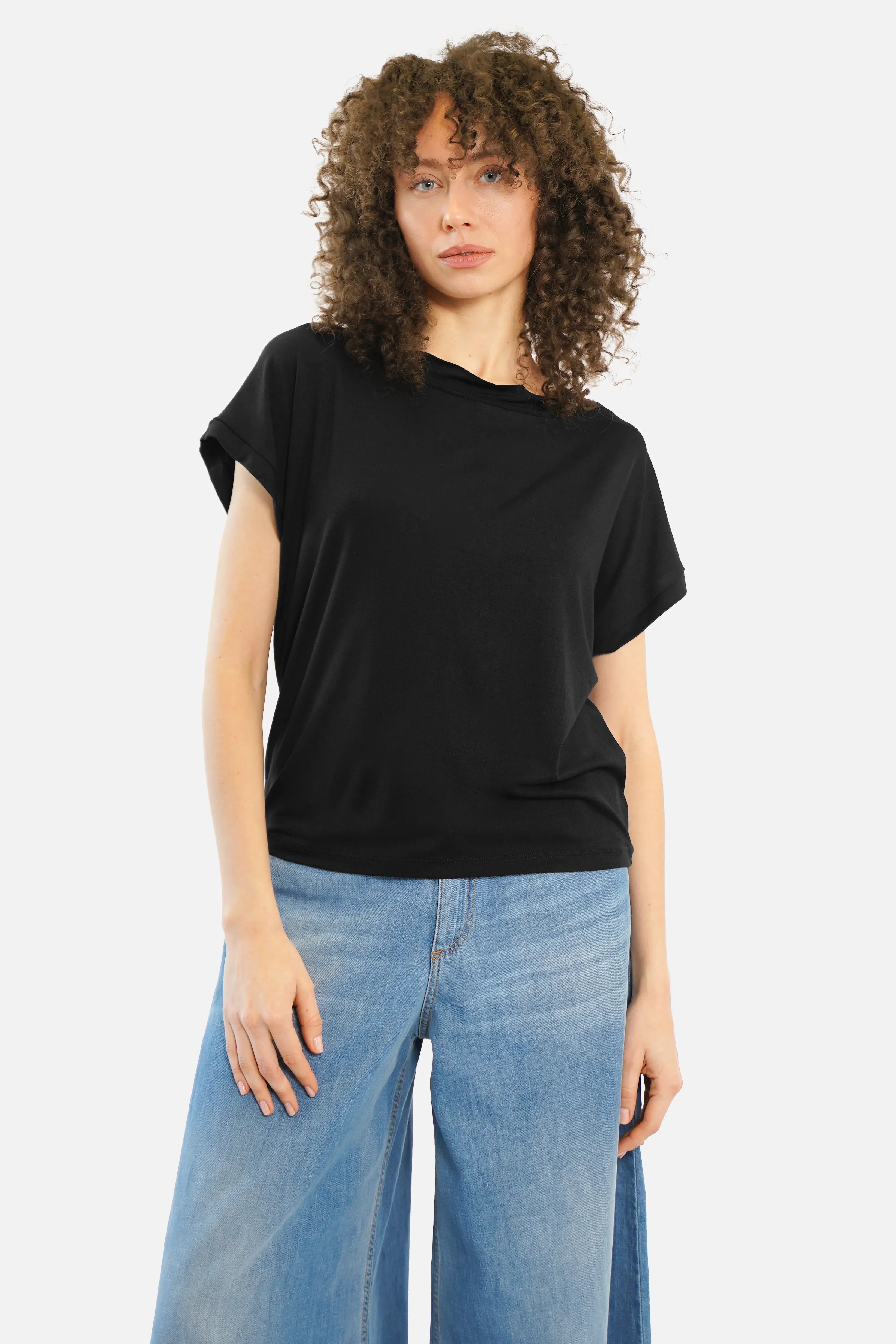 ALFERA T-Shirt aus leichtem Viskose-Jersey mit U-Boot Ausschnitt und überschnittenen Schultern in Relaxed Fit