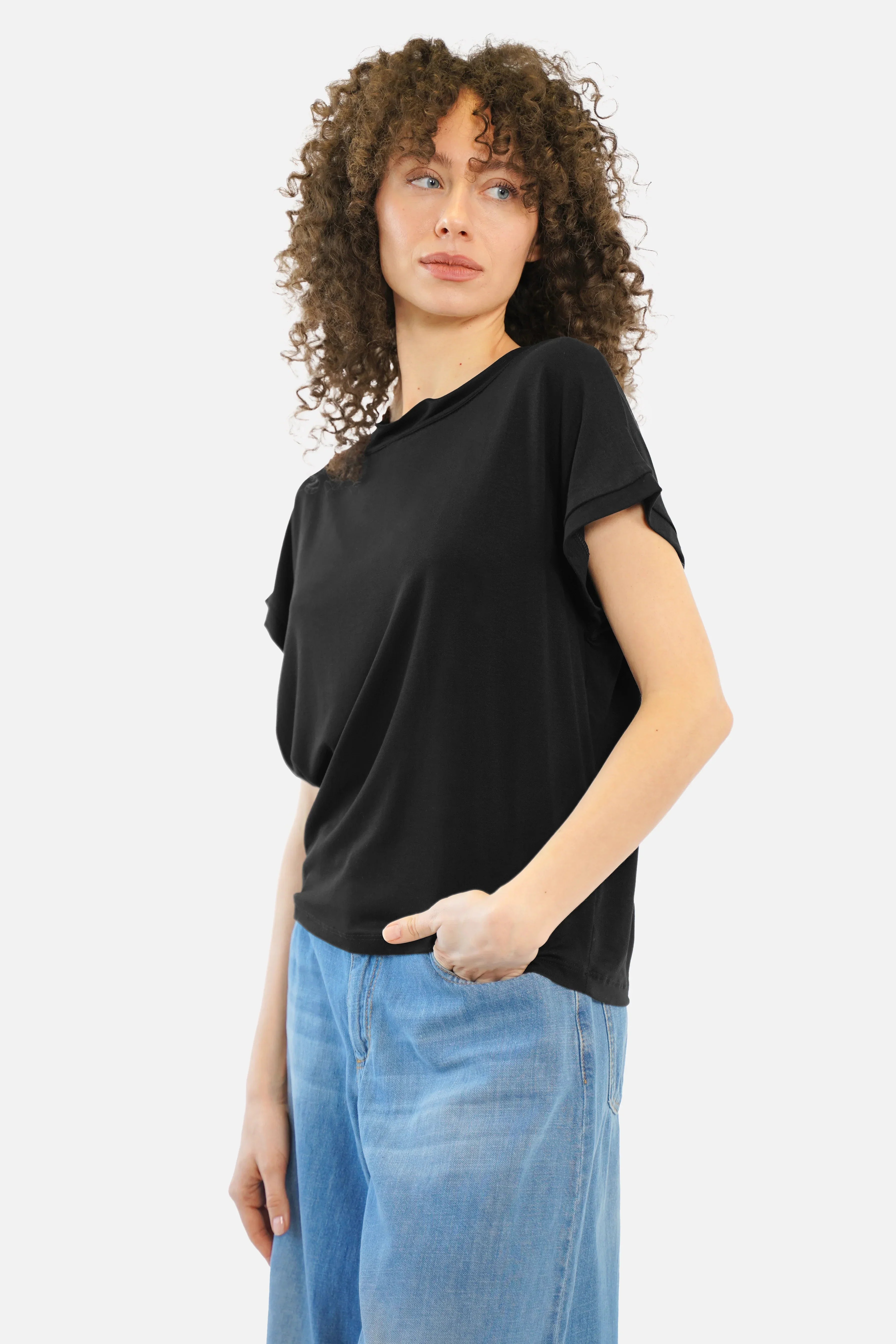 ALFERA T-Shirt aus leichtem Viskose-Jersey mit U-Boot Ausschnitt und überschnittenen Schultern, Relaxed Fit, Größe XS