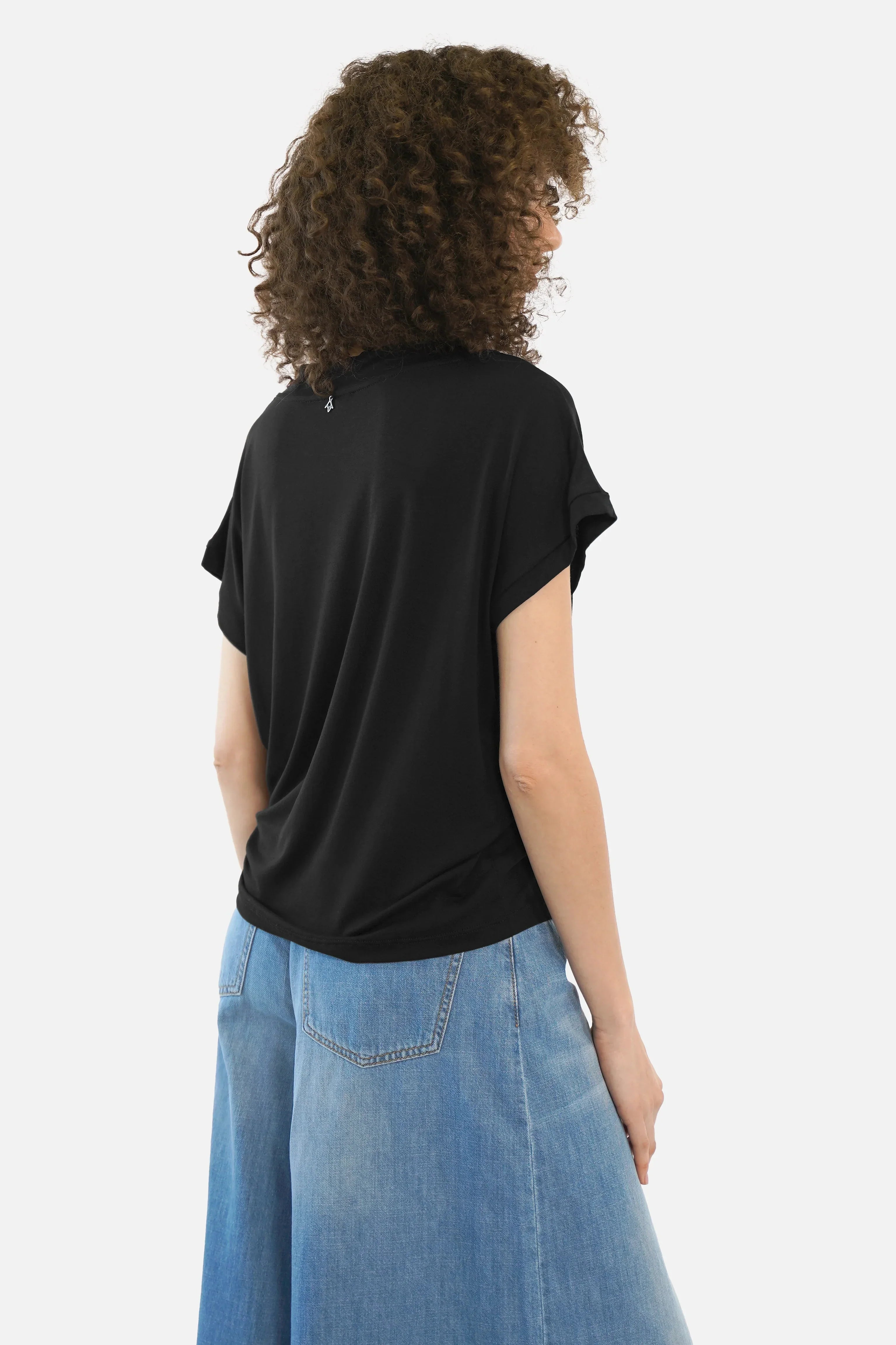 ALFERA T-Shirt aus leichtem Viskose-Jersey mit U-Boot Ausschnitt und überschnittenen Schultern, relaxed fit, Größe XS getragen