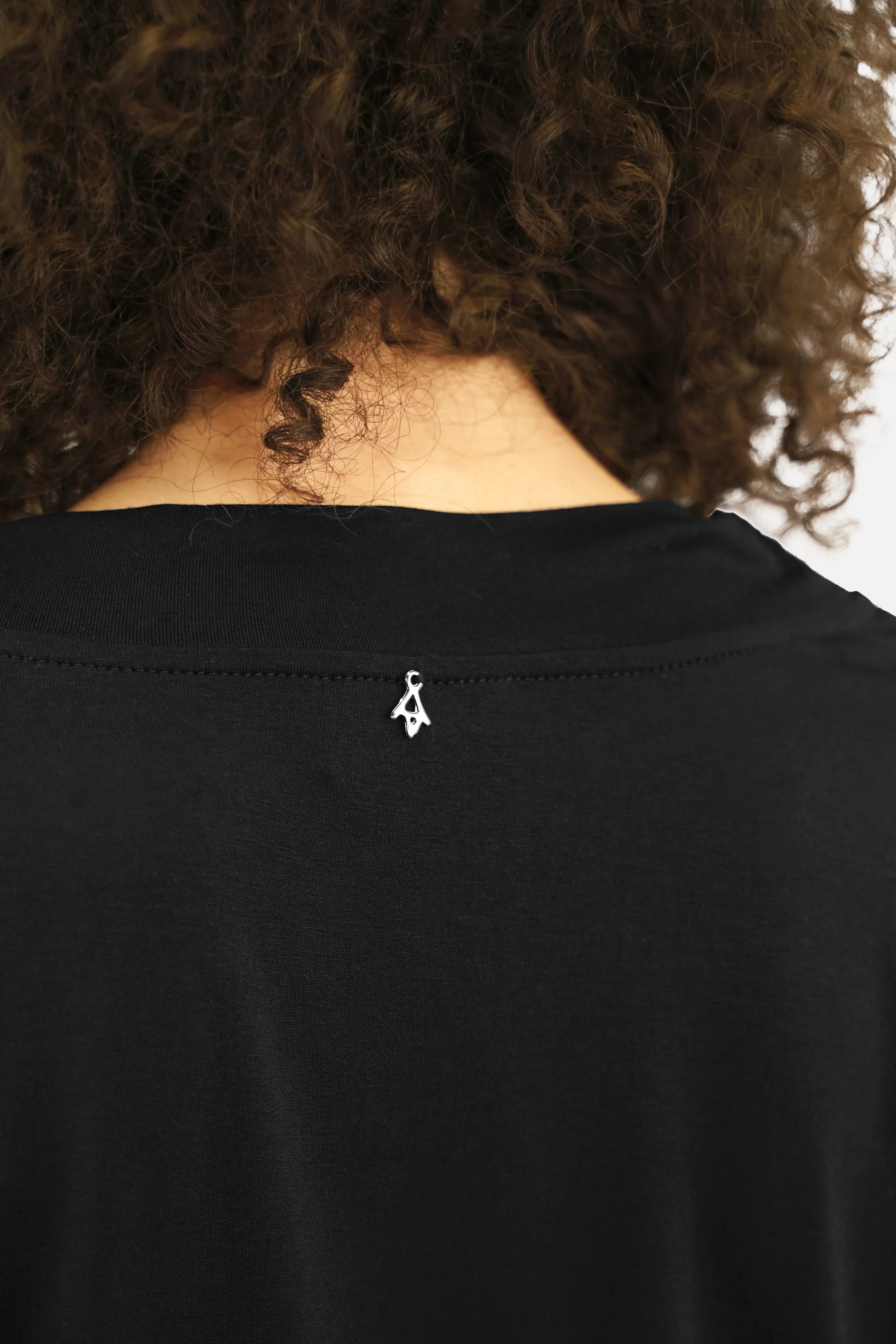 ALFERA T-Shirt aus leichtem Viskose-Jersey mit U-Boot Ausschnitt und überschnittenen Schultern