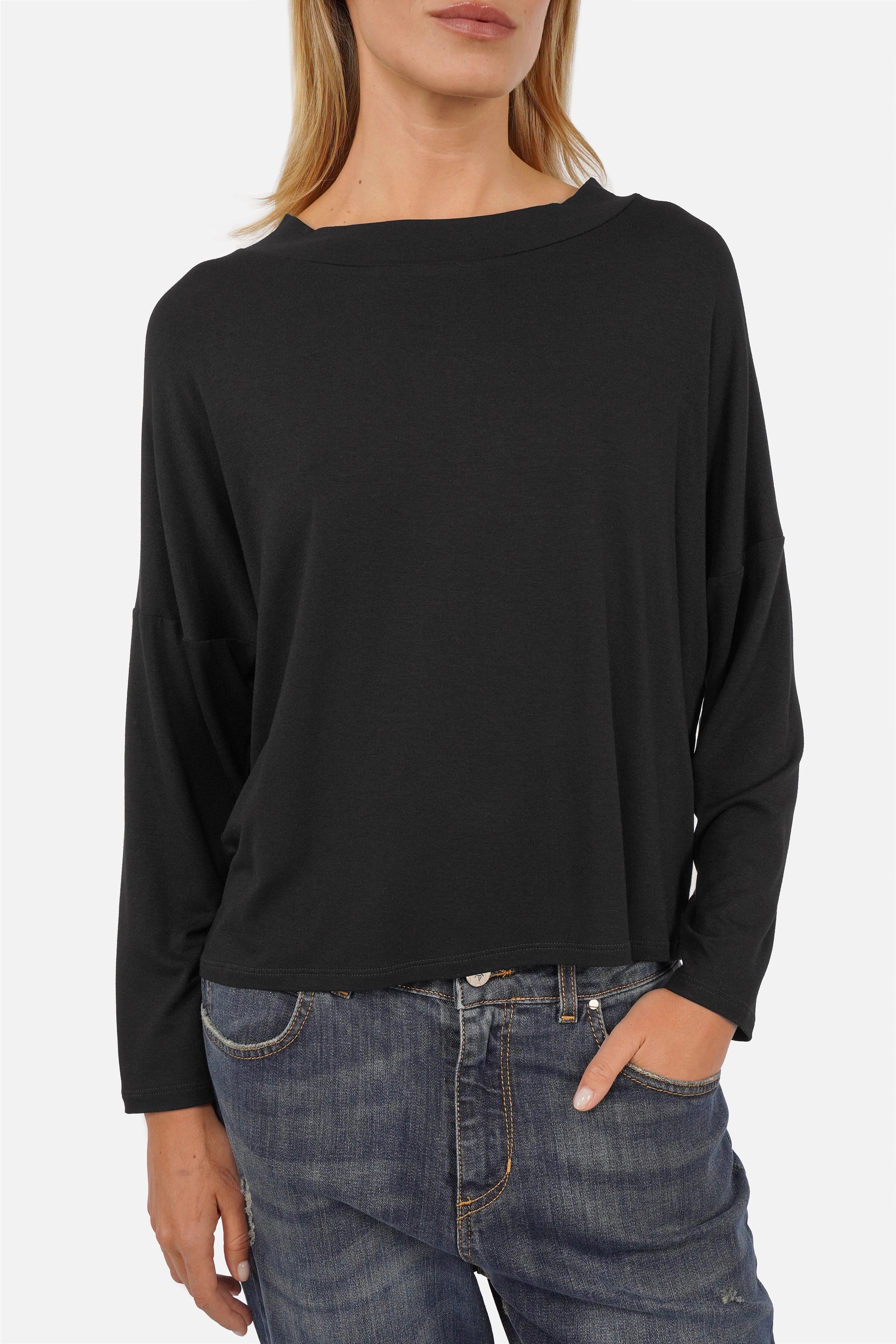 Longsleeve aus leichtem Viskose-Jersey mit überschnittenen Schultern und lockerem Halsausschnitt