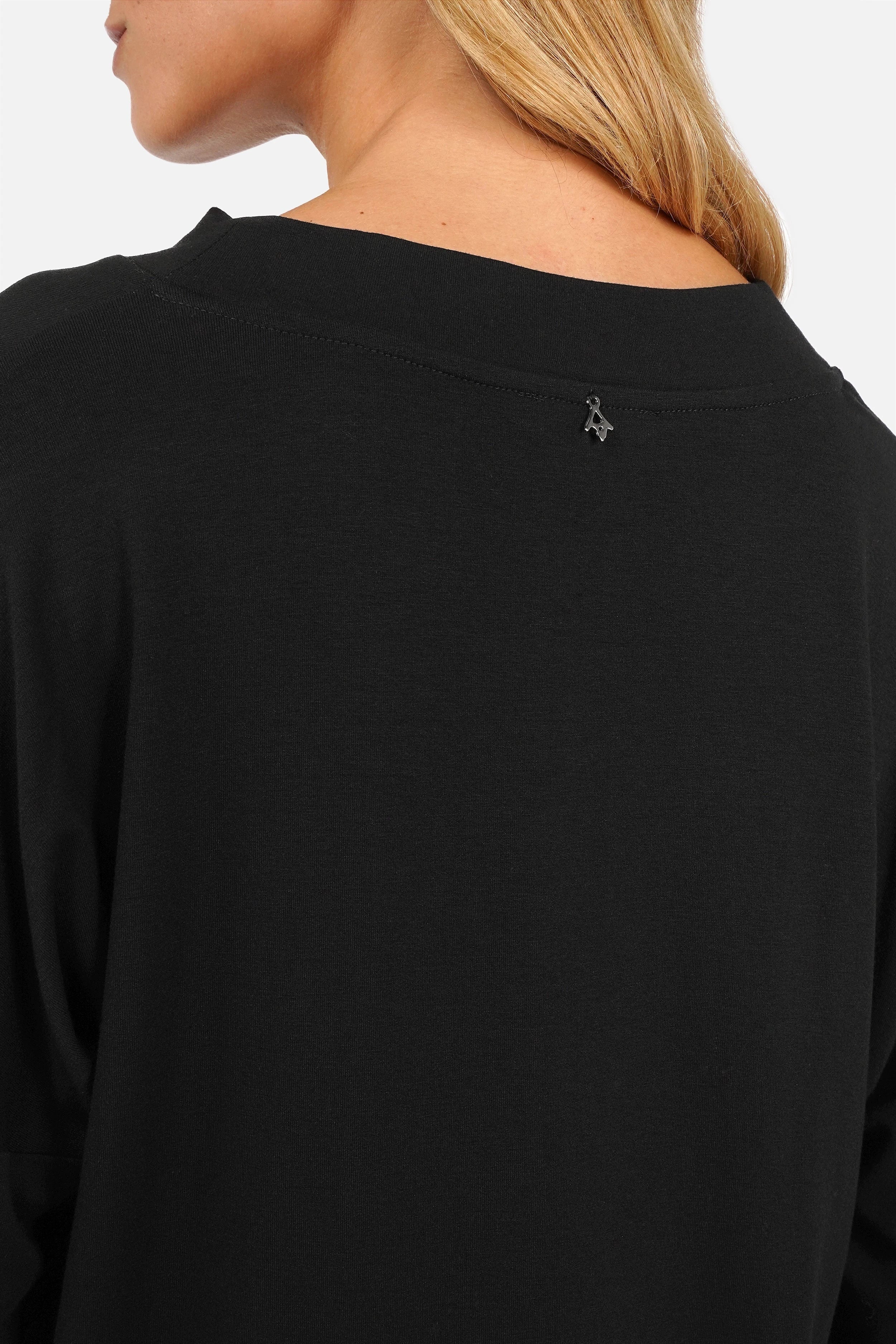 Longsleeve aus leichtem Viskose-Jersey mit überschnittenen Schultern und lockerem Halsausschnitt
