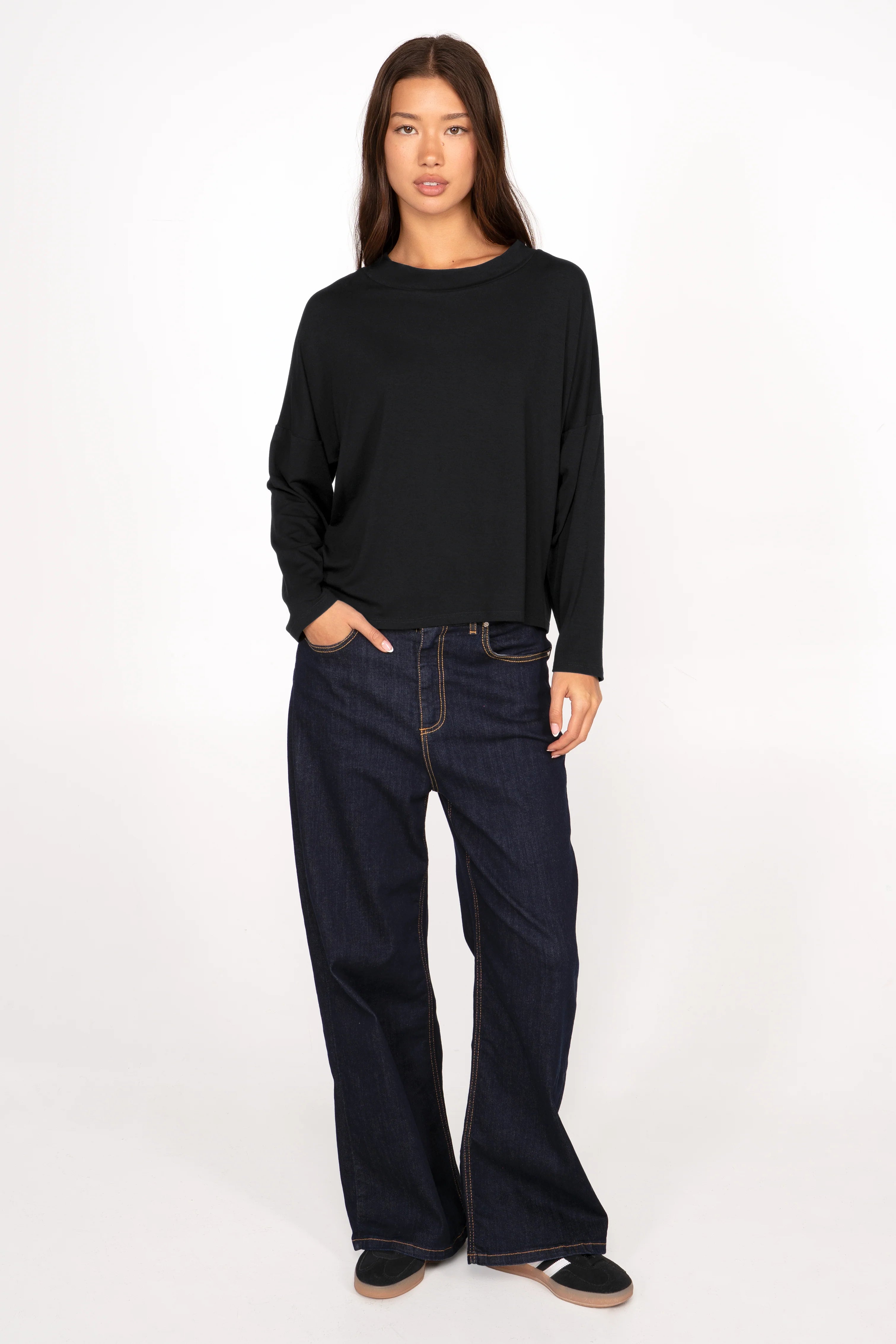 Schwarzes Longsleeve aus leichtem Viskose-Jersey mit lockerem Halsausschnitt und überschnittenen Schultern.