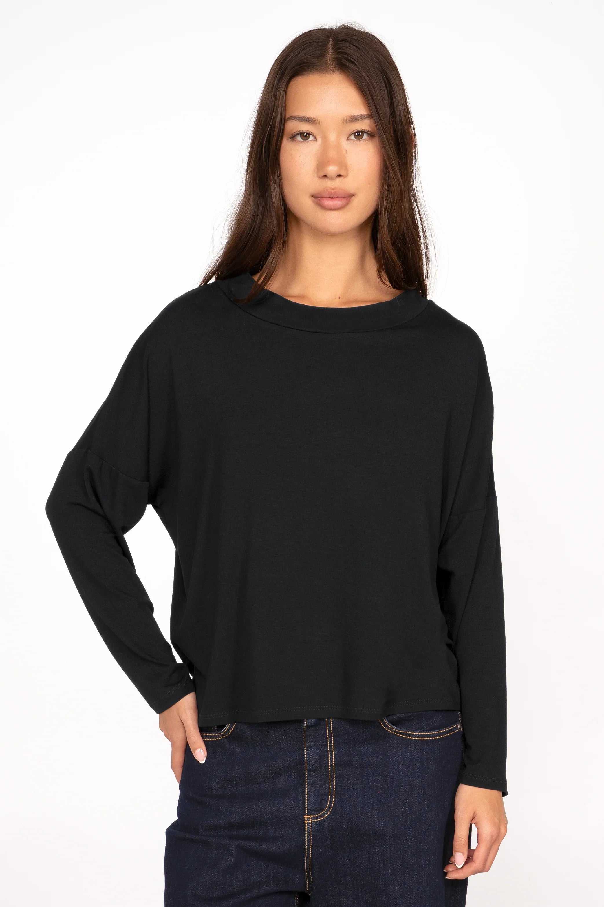 Damen Longsleeve aus leichtem schwarzem Viskose-Jersey mit lockerem Halsausschnitt und überschnittenen Schultern