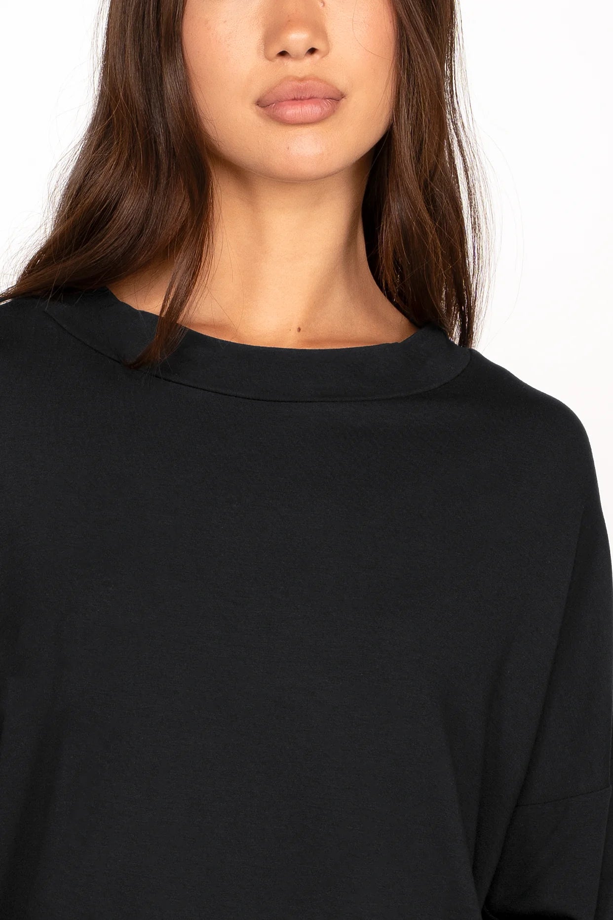 Damen Longsleeve aus leichtem Viskose-Jersey mit lockerem Halsausschnitt und überschnittenen Schultern in Schwarz