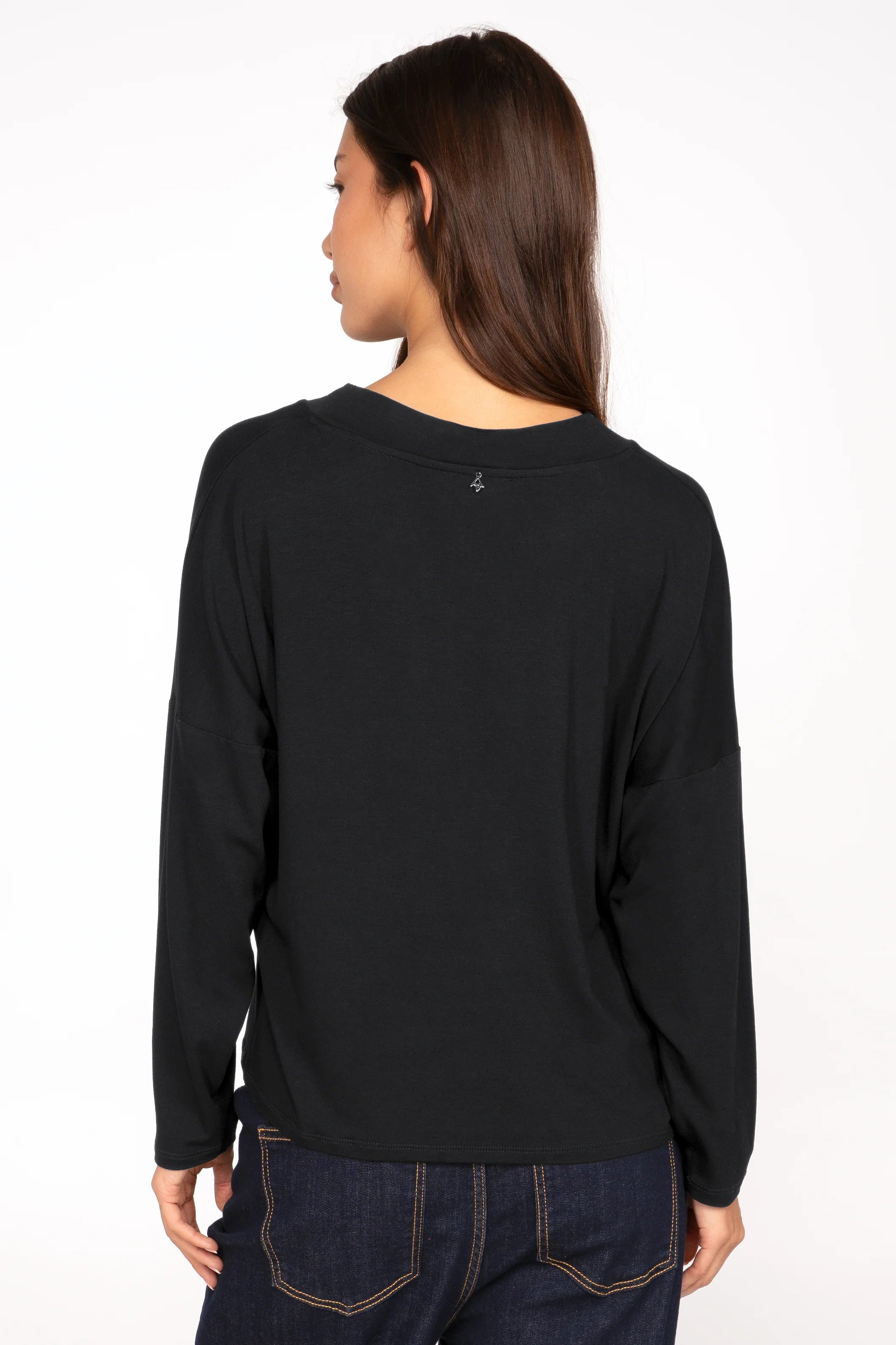 Damen Longsleeve aus leichtem Viskose-Jersey mit lockerem Halsausschnitt und überschnittenen Schultern in Schwarz von hinten