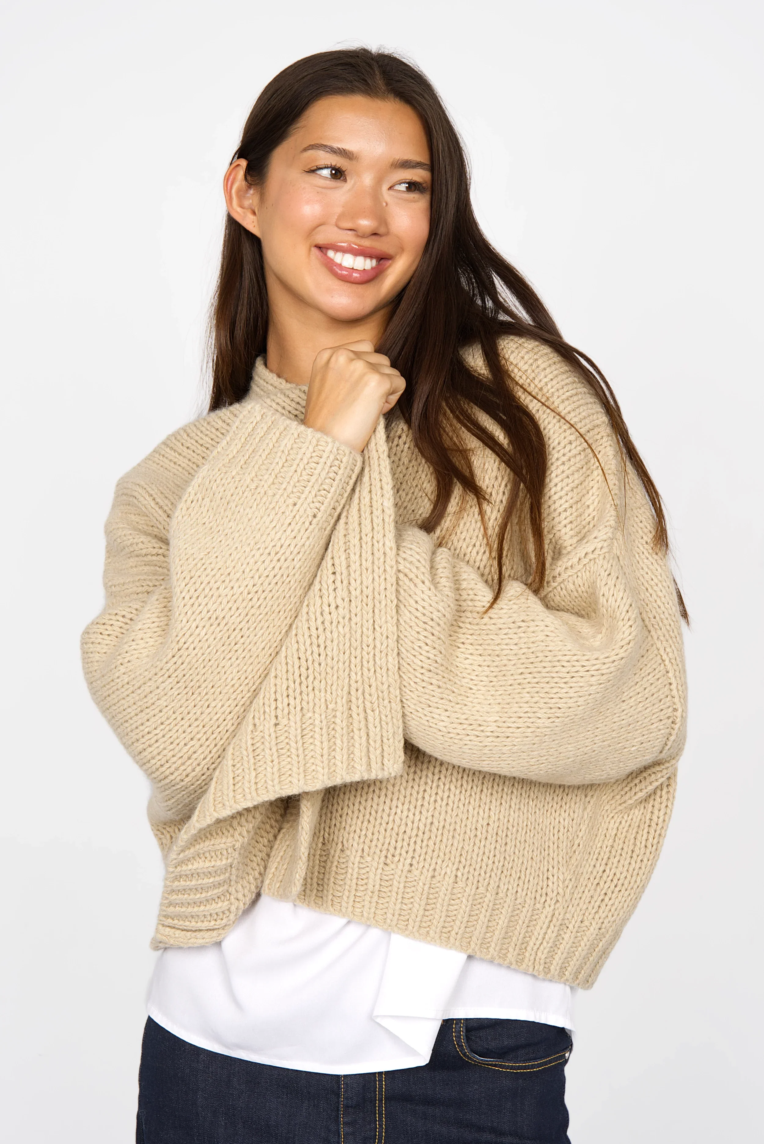 Woman wearing beige ALIXA Cropped Strickcardigan with loose fit and ribbed cuffs