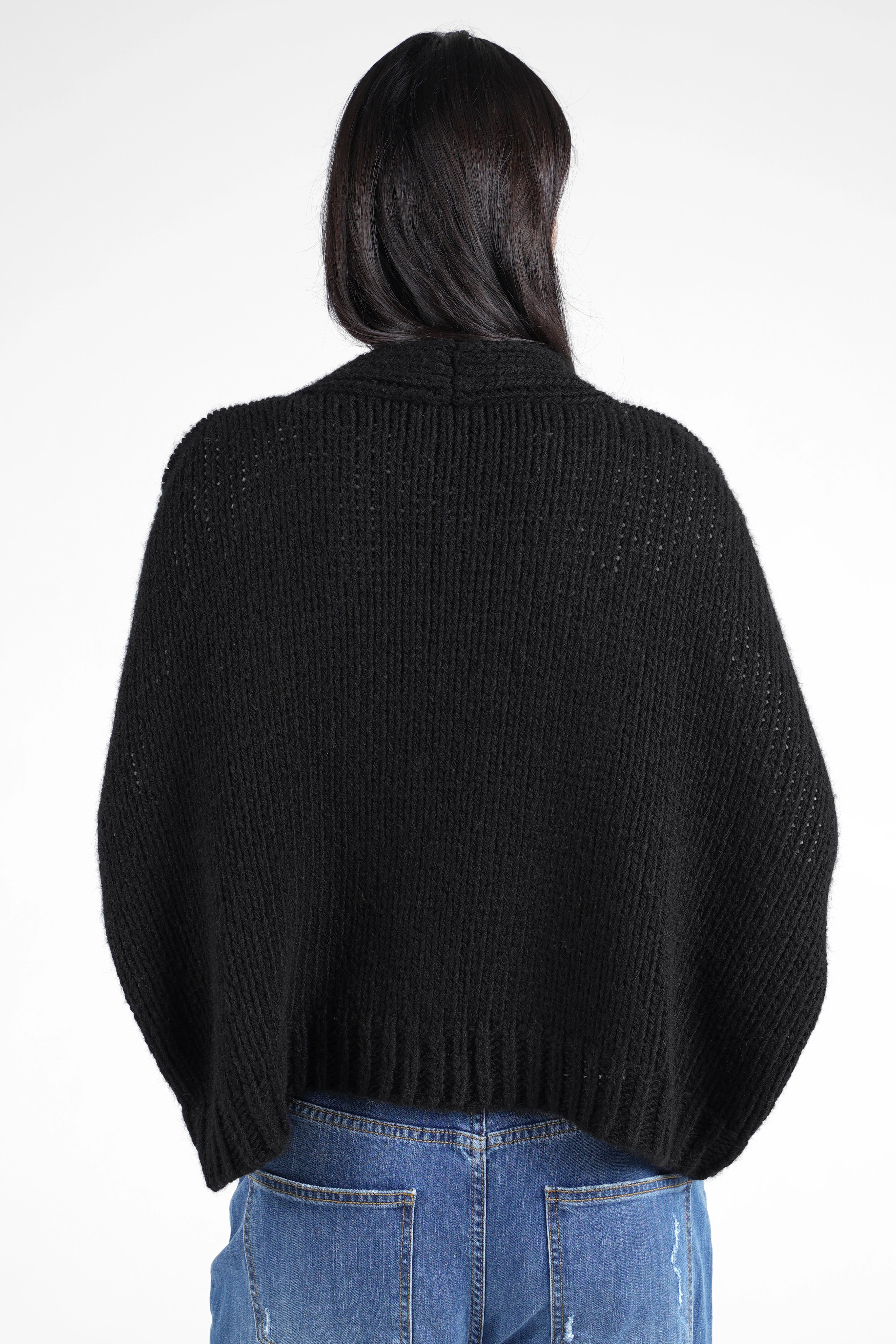 Damen trägt schwarzen ALIXA Cropped Strickcardigan im Oversize-Fit mit Schalkragen und gerippten Abschlüssen, Rückansicht