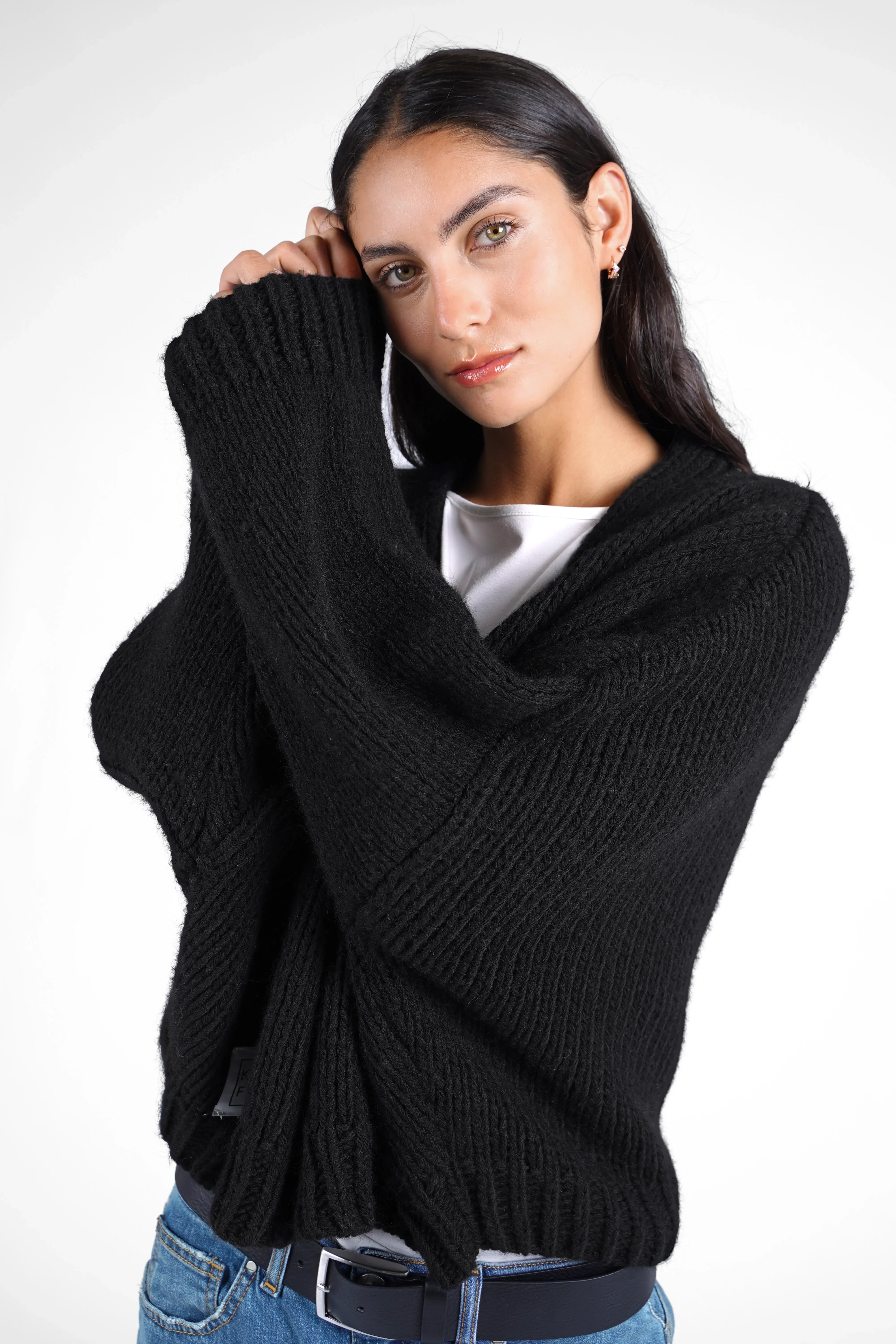 Frau trägt schwarzen ALIXA Cropped Strickcardigan im Oversize-Look mit Schalkragen und gerippten Ärmeln