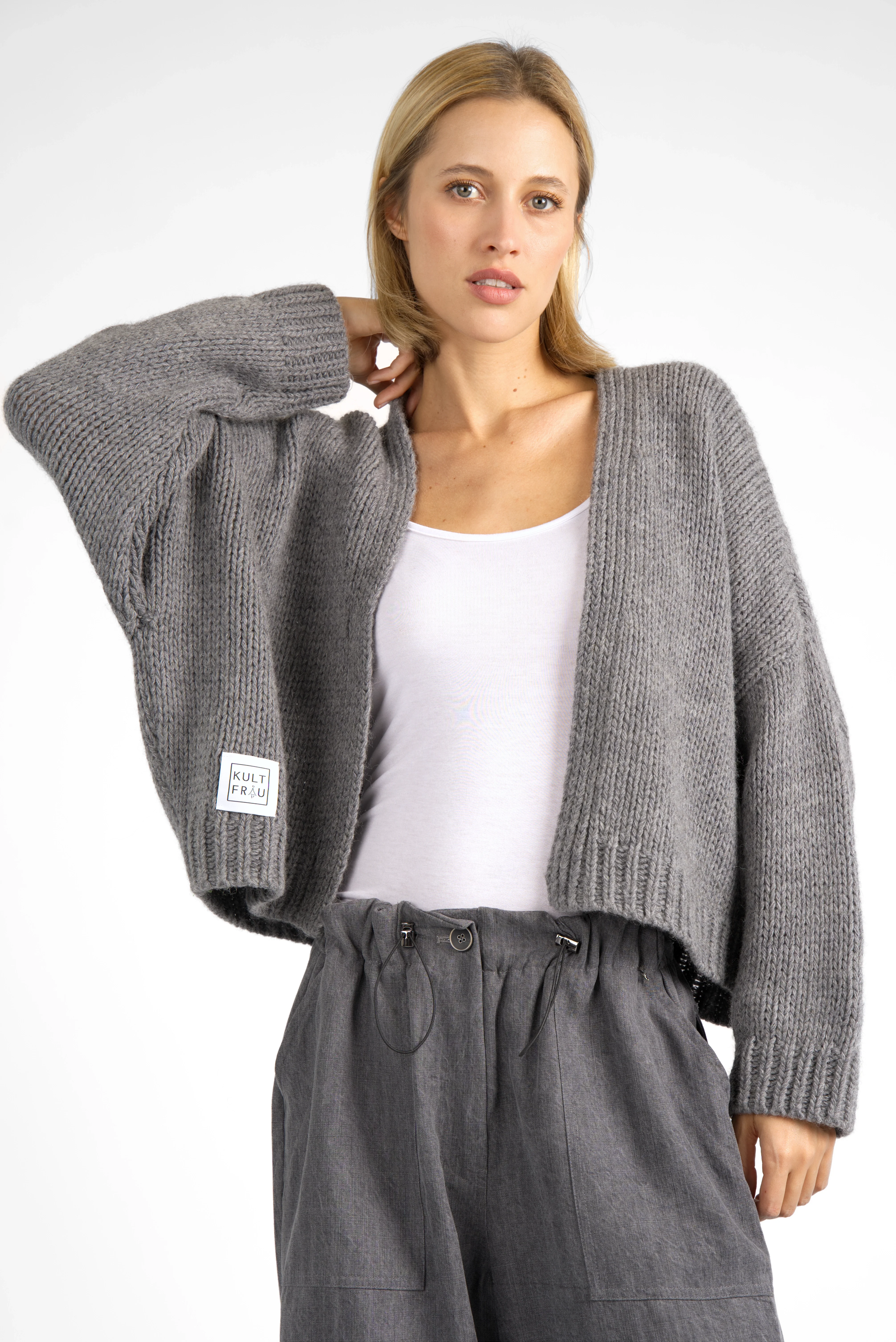 ALIXA Cropped Strickcardigan grey oversized knit with shawl collar and ribbed cuffs worn open by woman