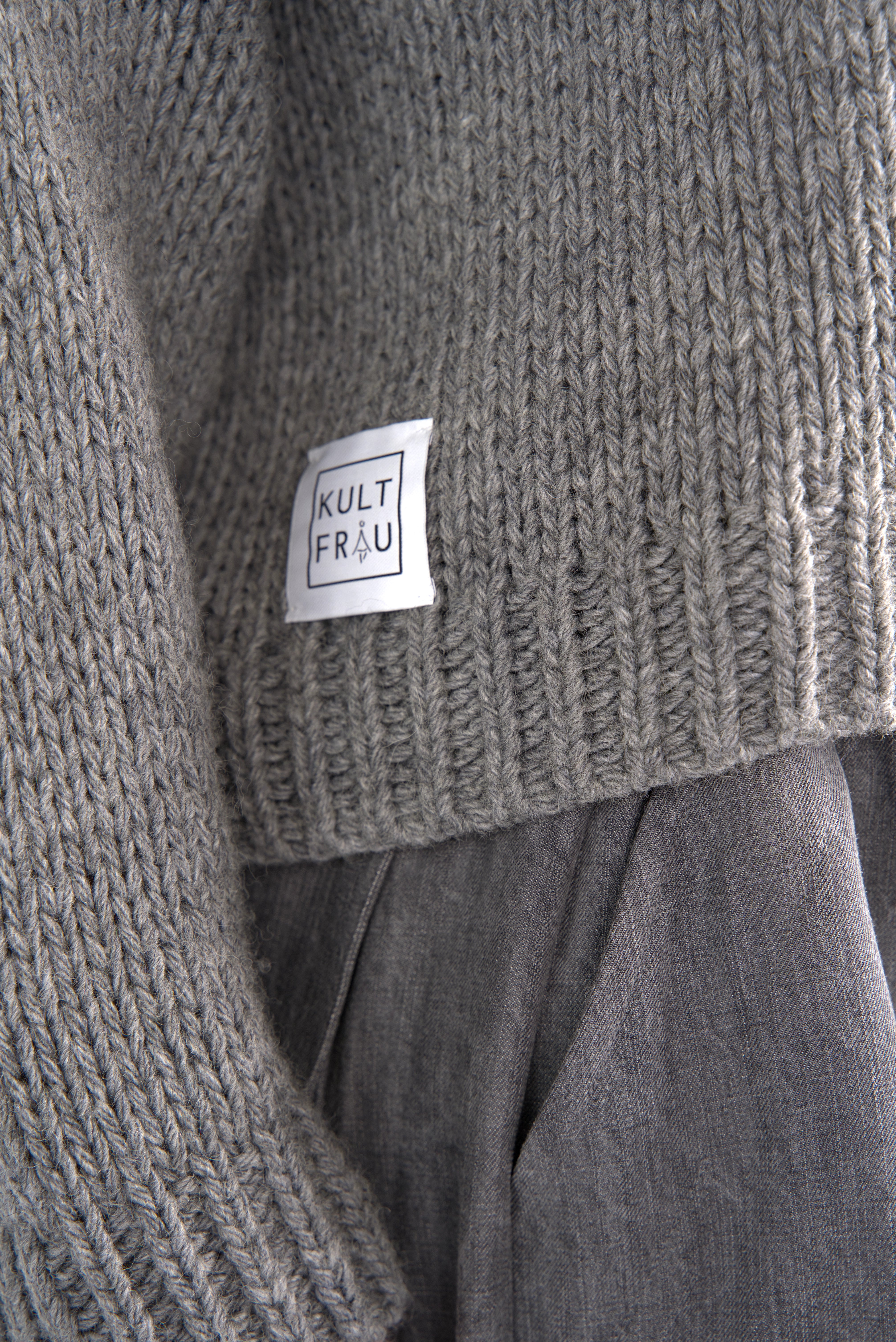 Close-up of ALIXA Cropped Strickcardigan in soft grey wool blend with ribbed cuffs and hem