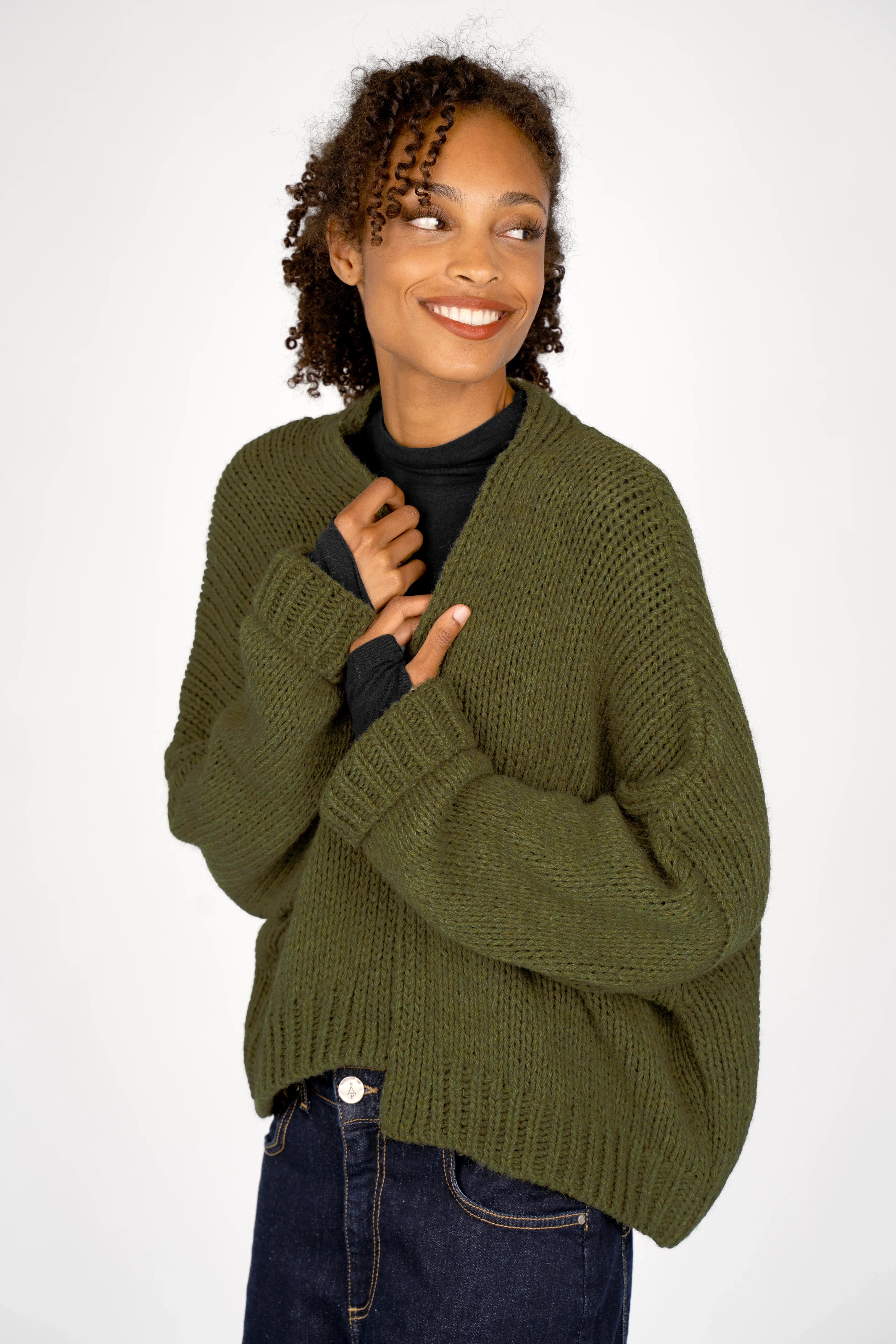 ALIXA Cropped Strickcardigan grüner grob gestrickter Cardigan mit Schalkragen und überschnittenen Schultern