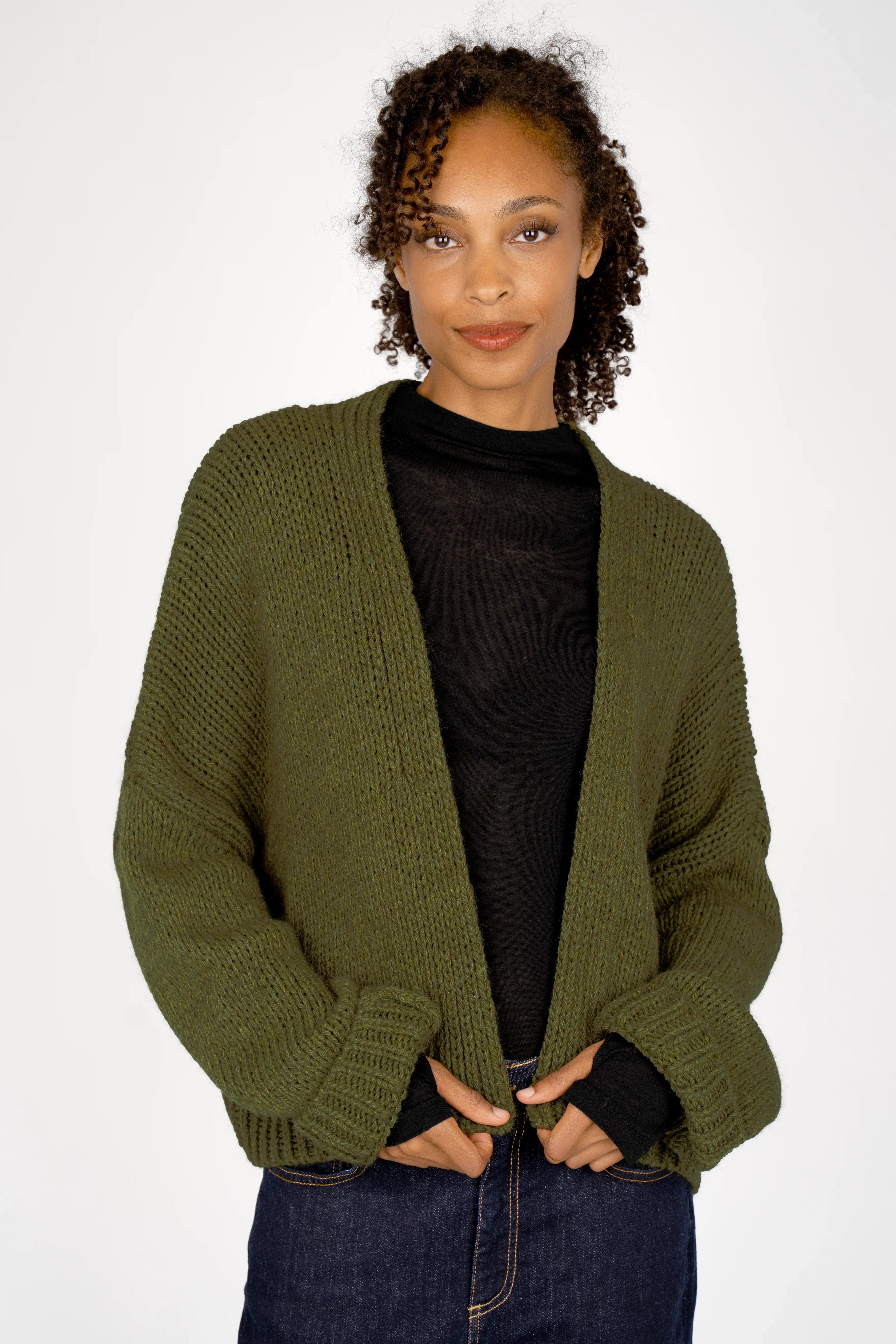 ALIXA Cropped Strickcardigan in olive green with loose fit and ribbed cuffs worn open by model