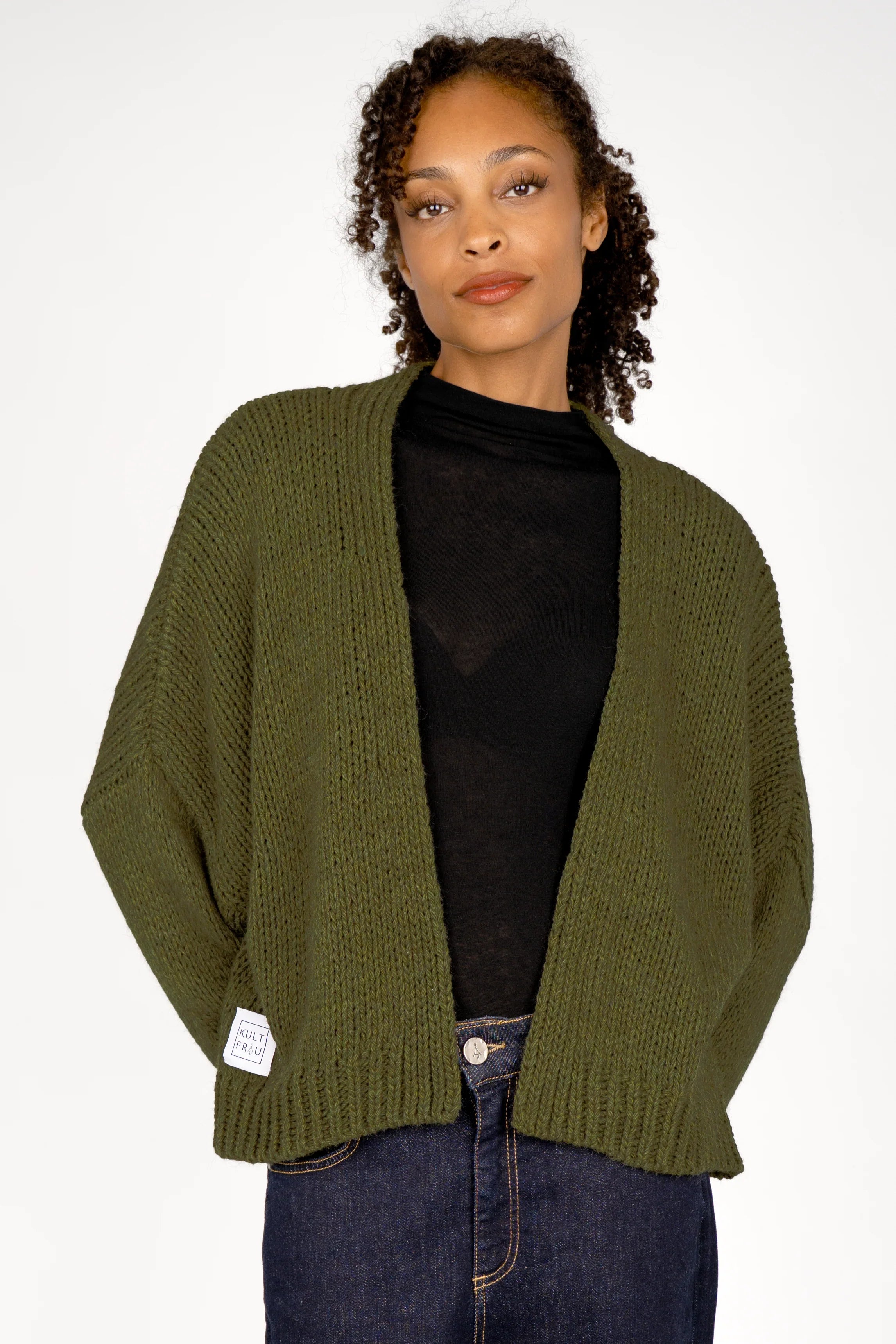 ALIXA Cropped Strickcardigan in olive green with loose fit and ribbed cuffs, worn open with shawl collar and dropped shoulders