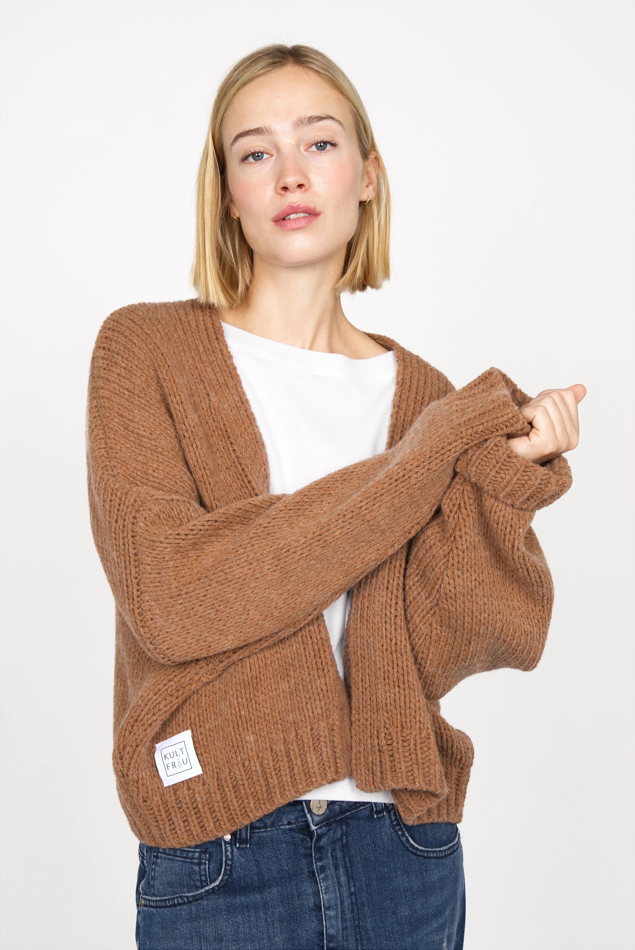 ALIXA Cropped Strickcardigan brown oversized knit cardigan with shawl collar and ribbed cuffs worn by female model