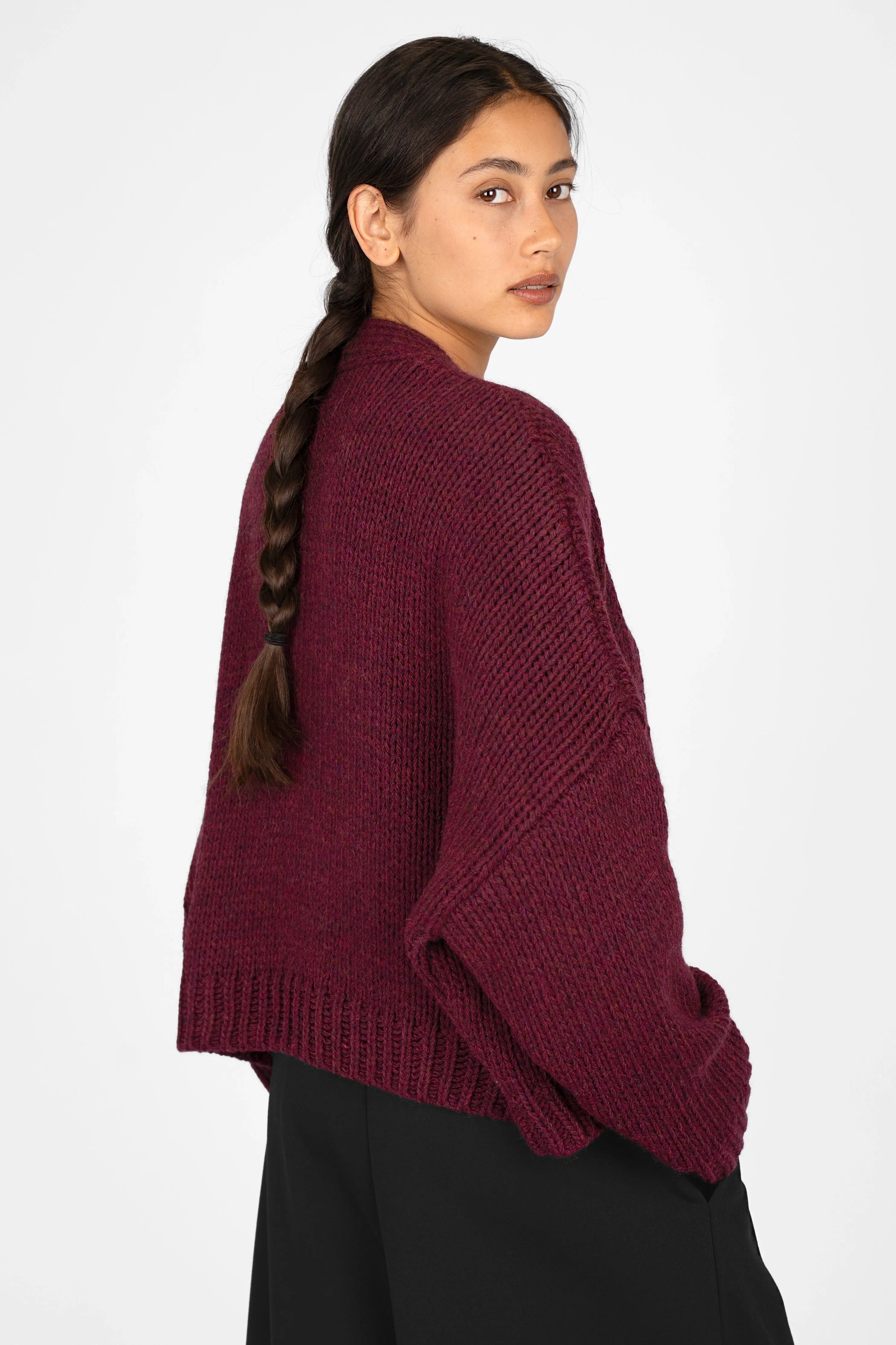 Woman wearing burgundy ALIXA Cropped Strickcardigan with loose fit and ribbed cuffs, styled with black pants