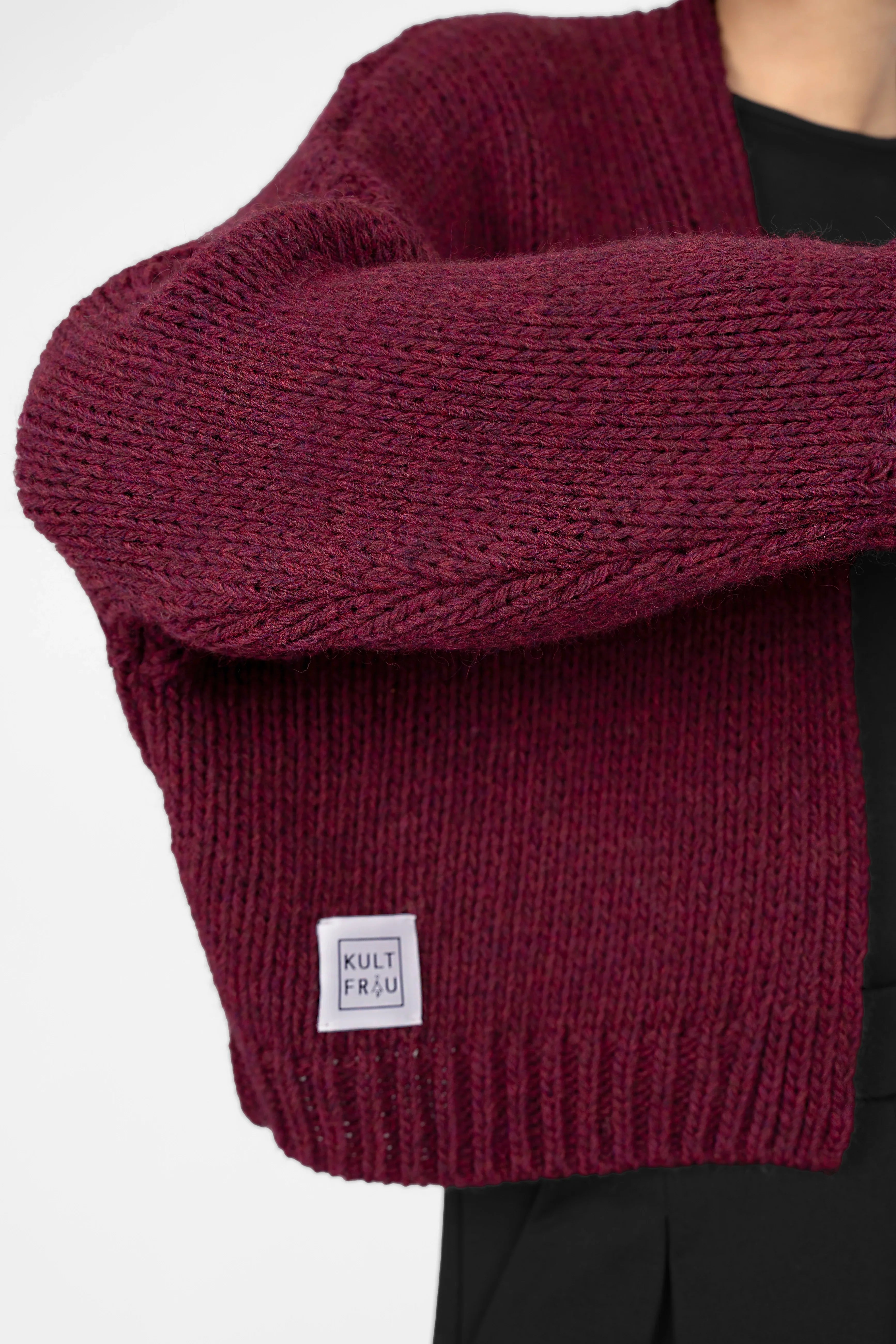 ALIXA Cropped Strickcardigan in burgundy wool mix with loose fit, cropped silhouette, and ribbed cuffs and hem.