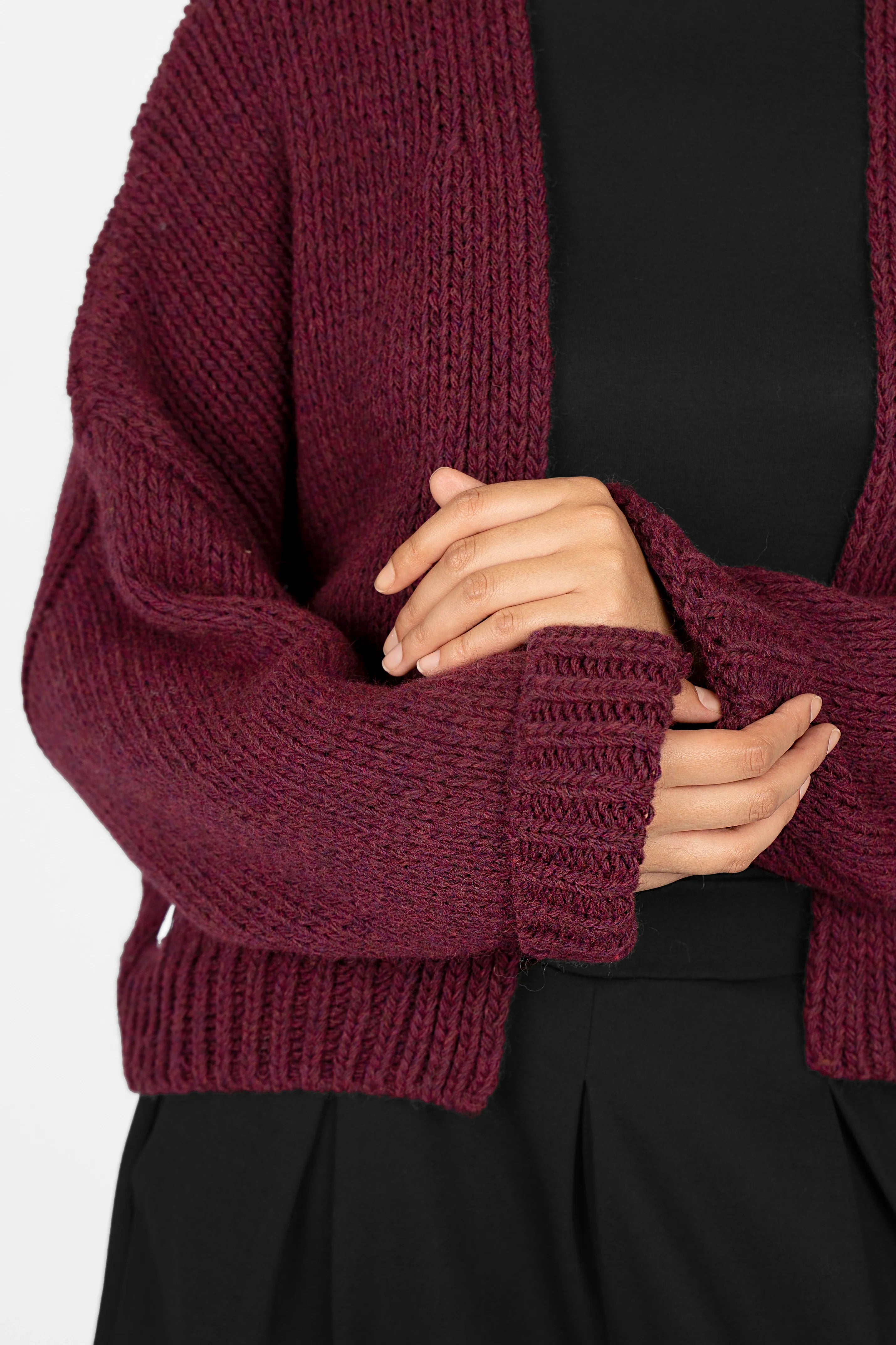ALIXA Cropped Strickcardigan in burgundy wool mix with oversized fit, ribbed cuffs, and open front design