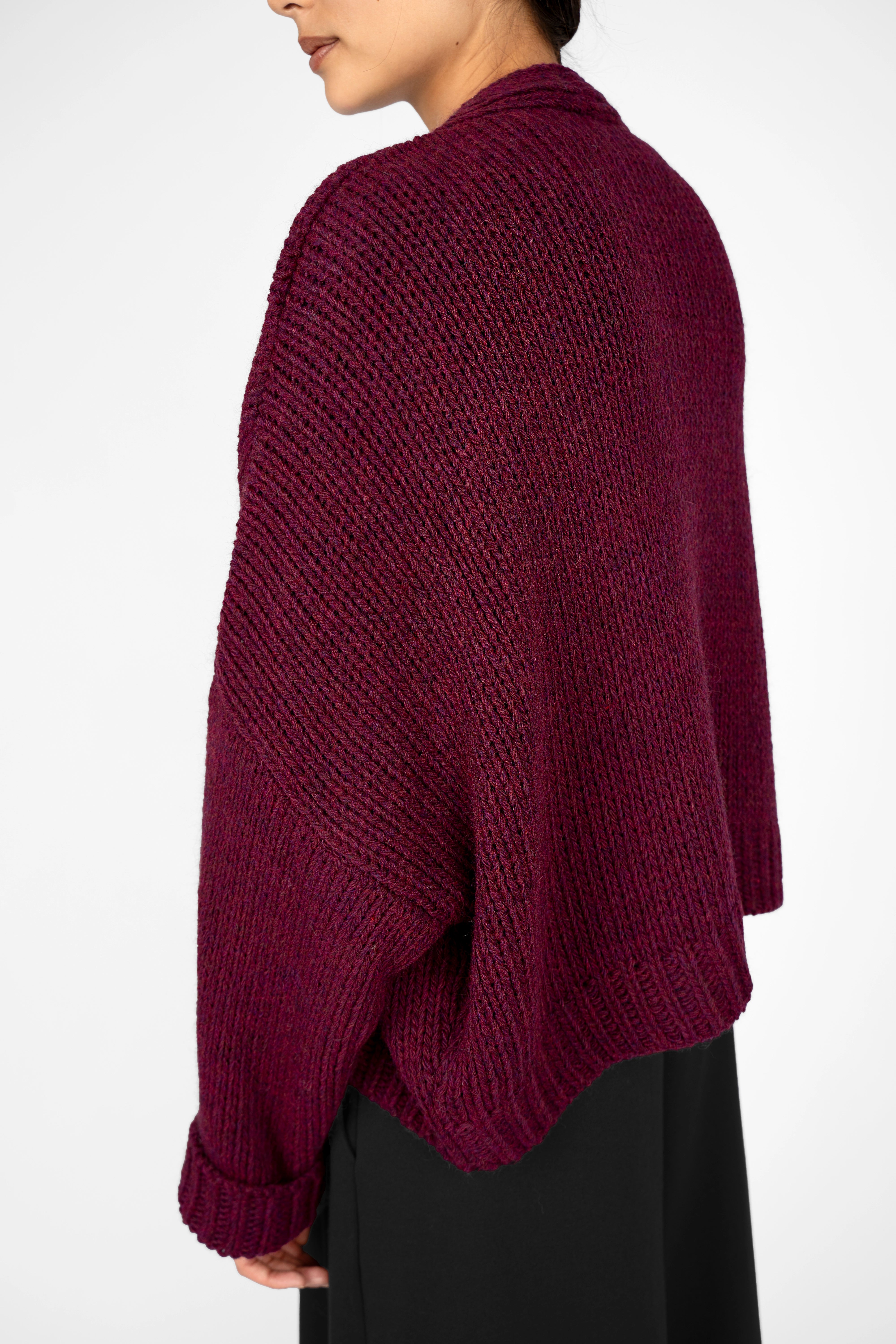 ALIXA Cropped Strickcardigan in burgundy wool blend with oversized fit and ribbed cuffs and hem