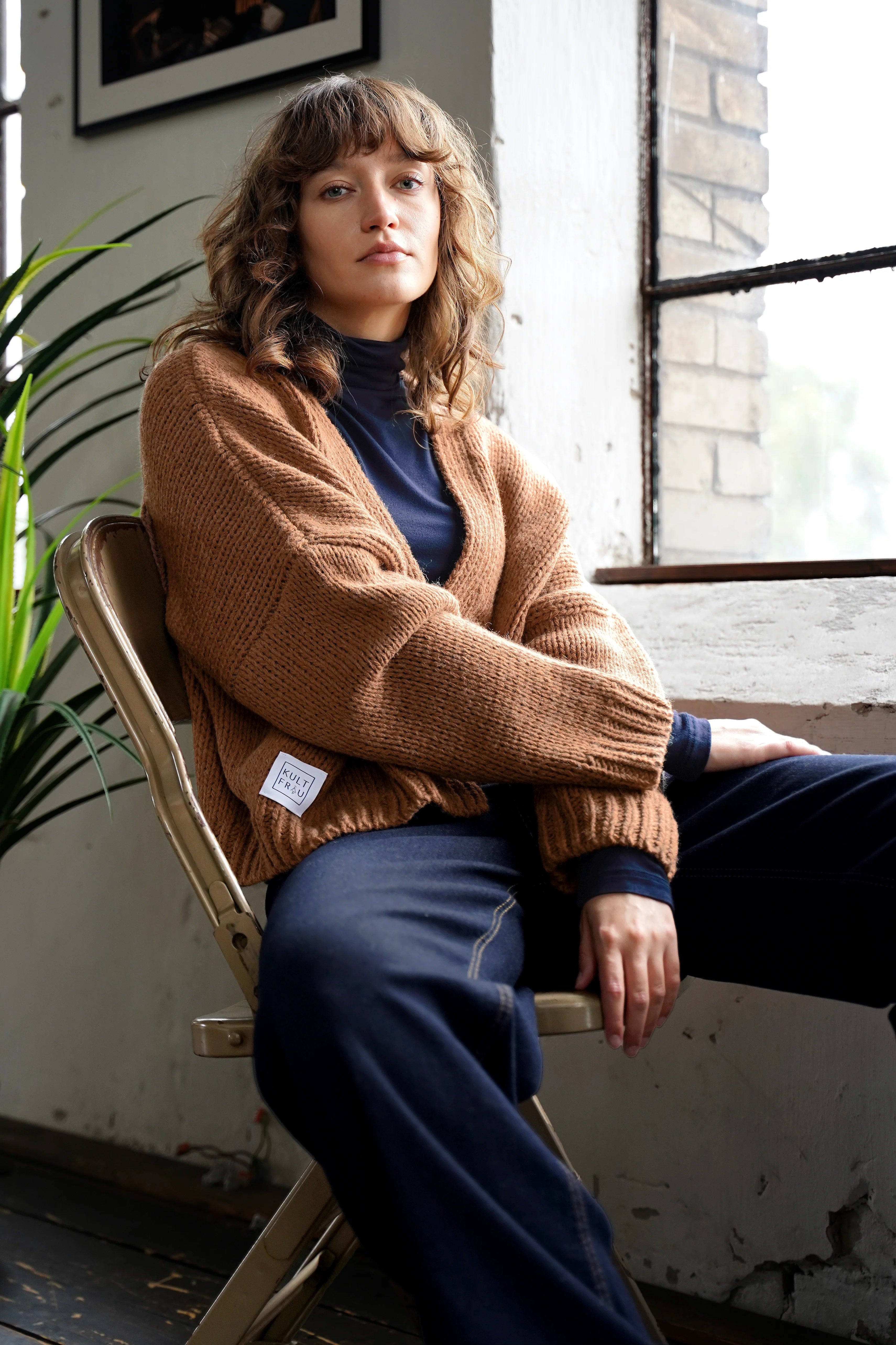 ALIXA Cropped Strickcardigan braun, oversized, Schalkragen, grob gestrickt, lockerer Woll-Mix, offene Front, gerippte Bündchen