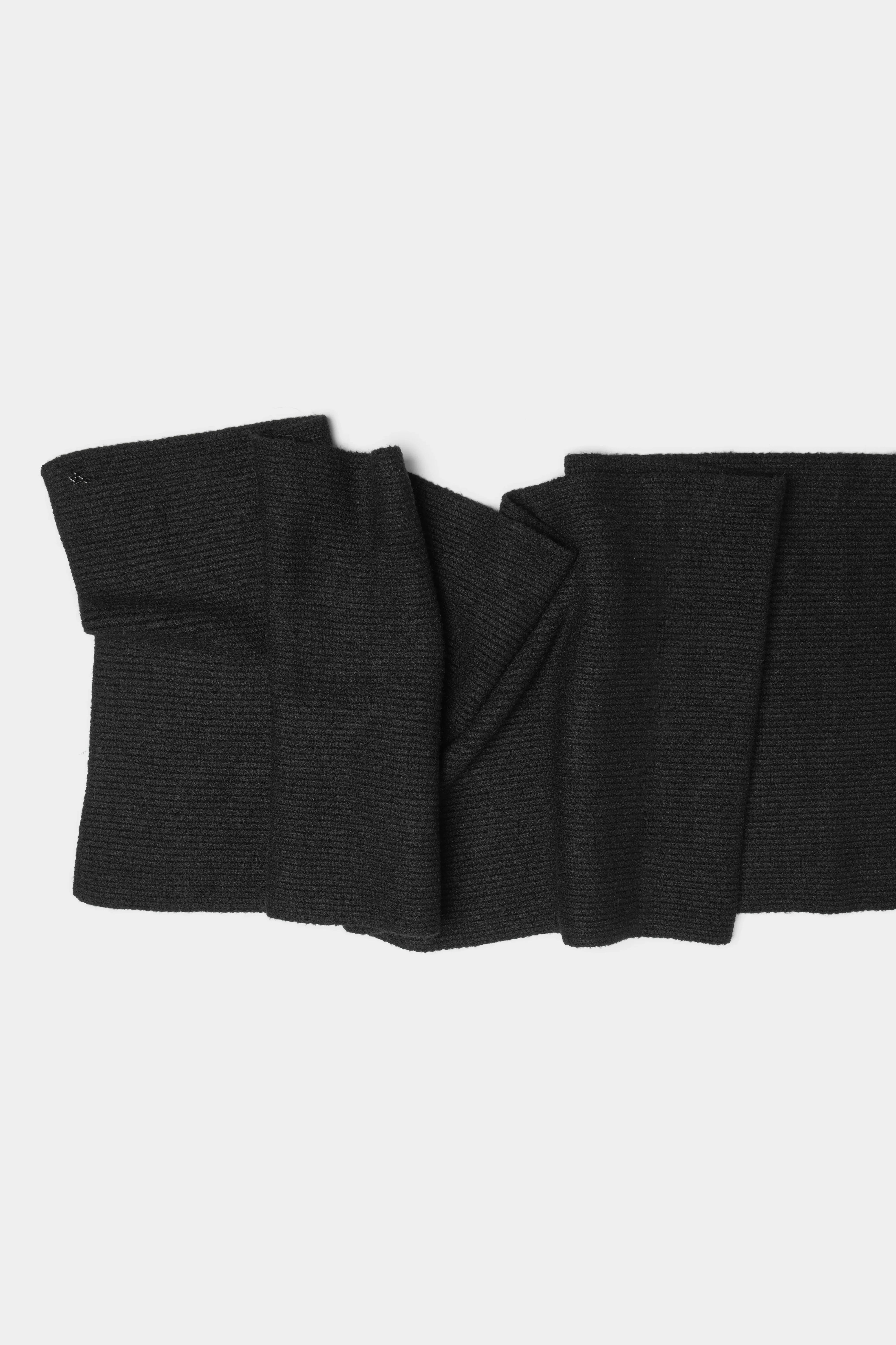 Schwarzer gerippter Schal aus weichem Viskose-Mix, vielseitig tragbar und angenehm auf der Haut