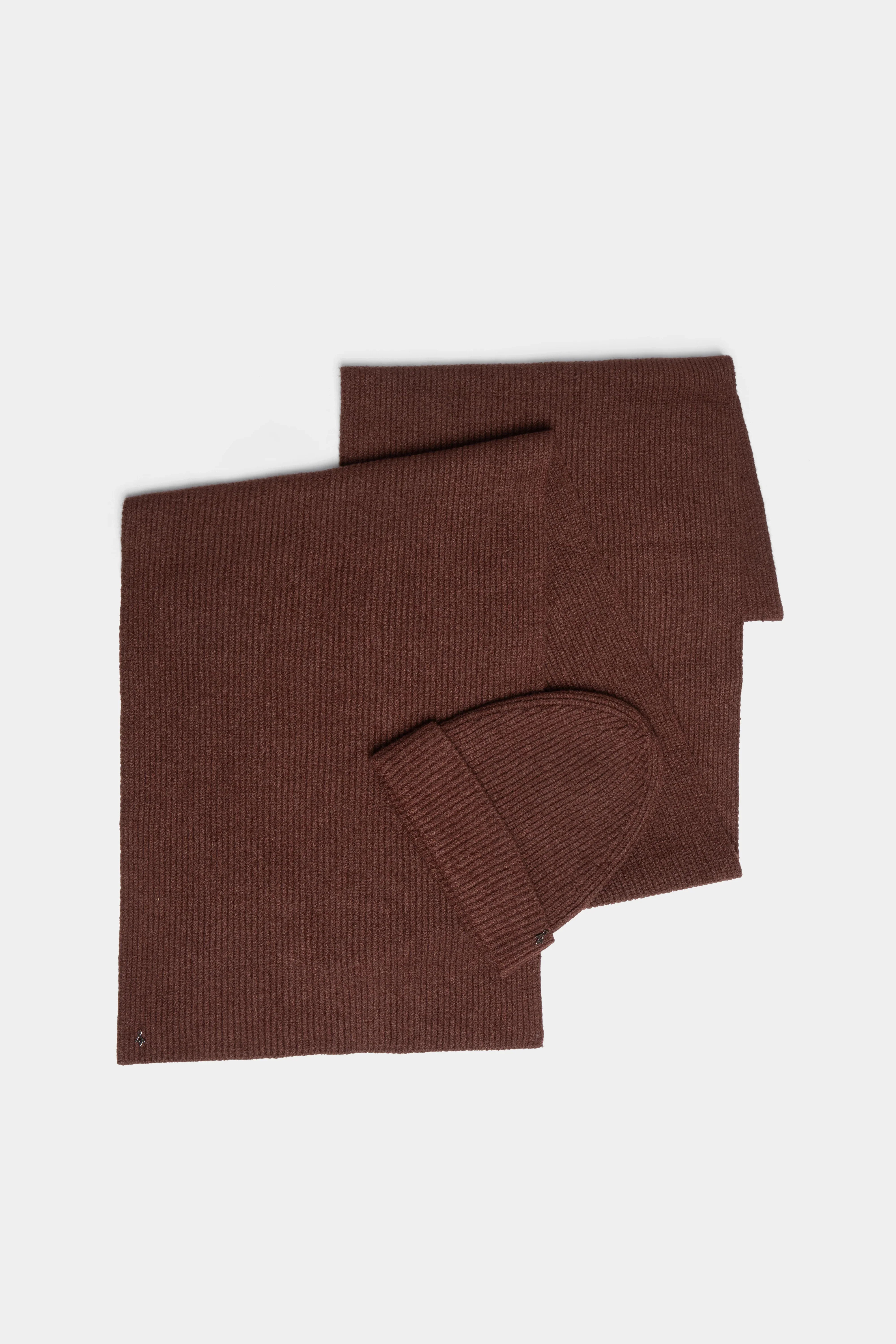 Gerippter Schal aus weichem Viskose-Mix in braun mit feiner Rippenstruktur
