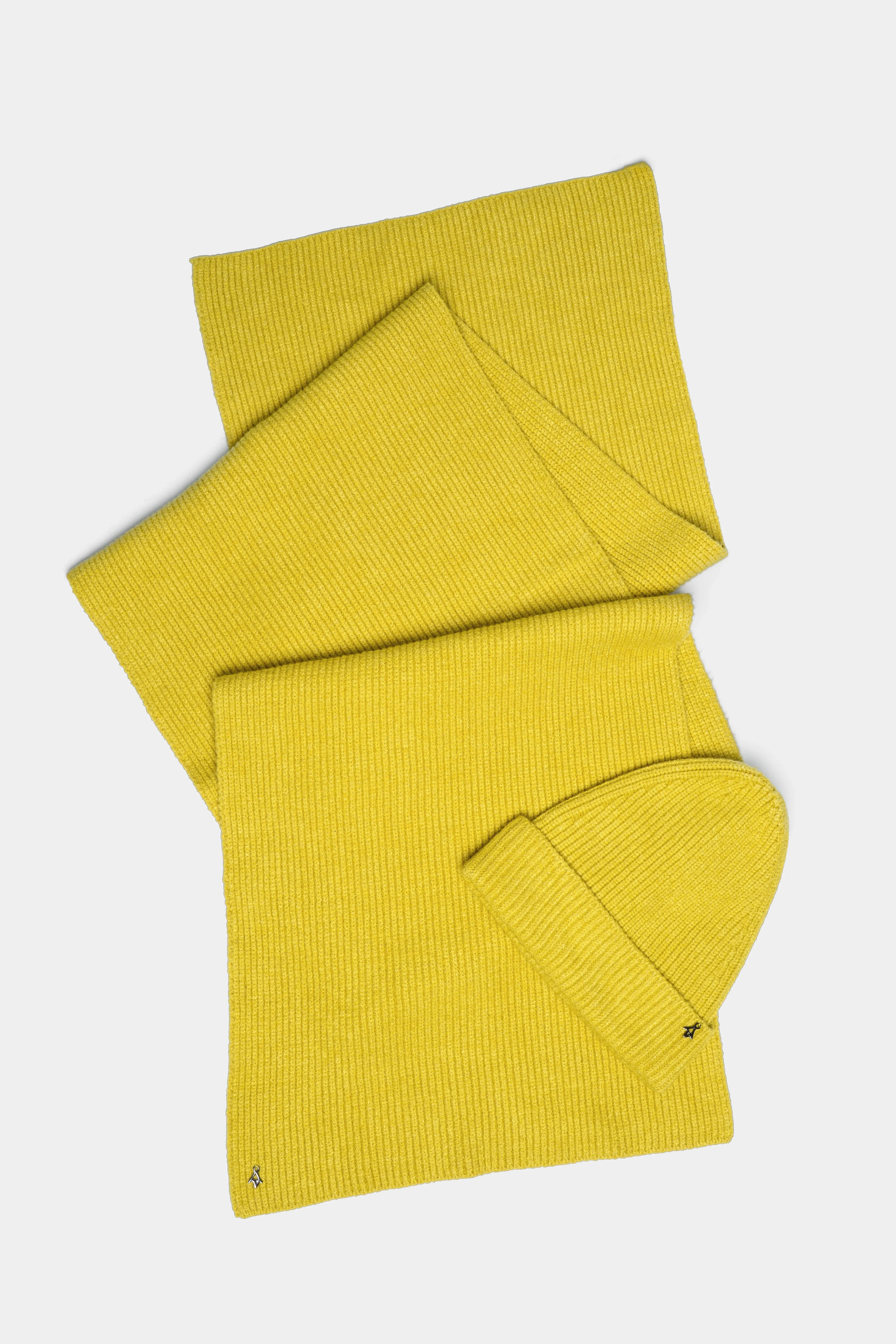 Gelber gerippter Schal aus weichem Viskose-Mix, leicht wärmend und vielseitig tragbar