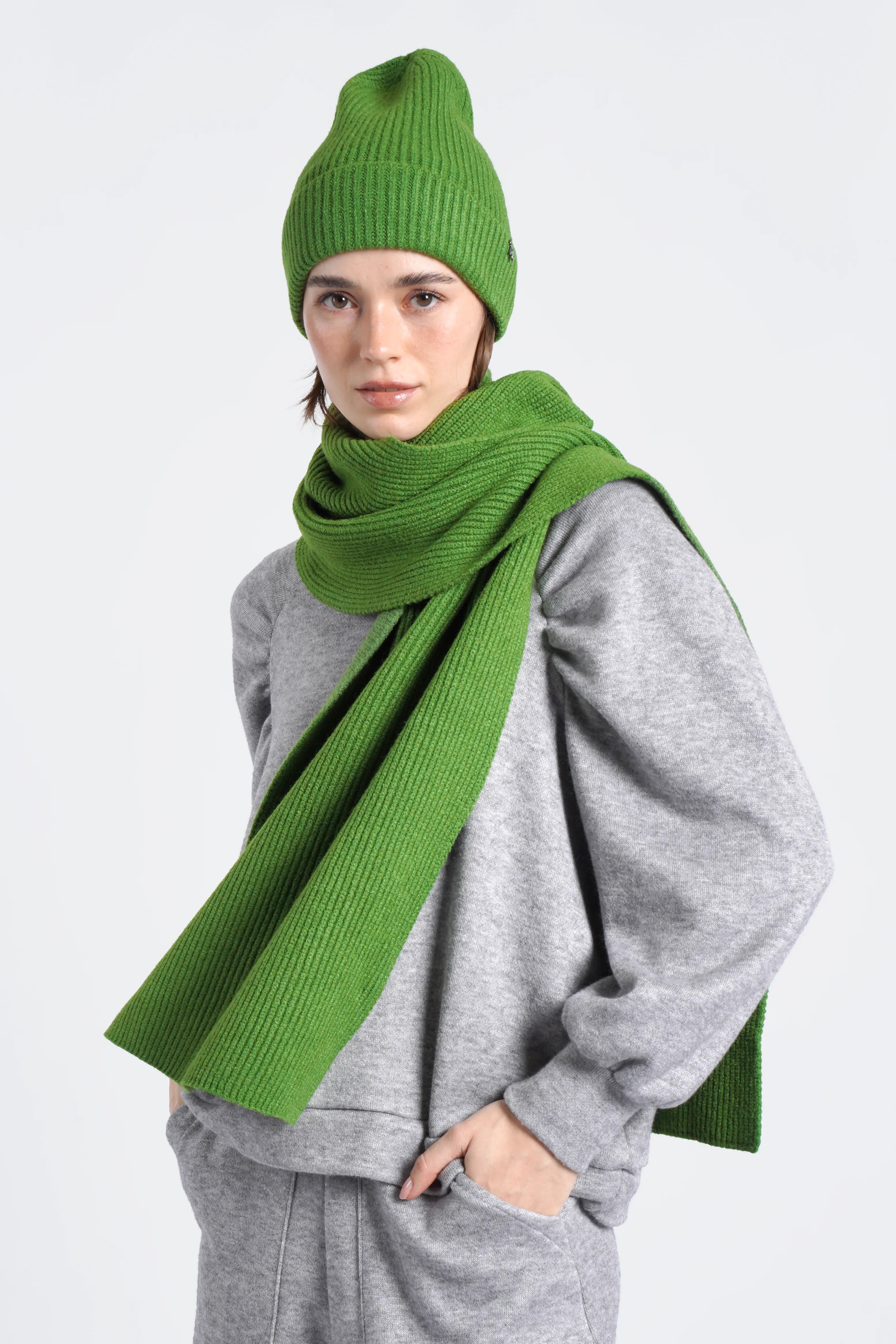 Grüner gerippter Schal aus weichem Viskose-Mix, getragen mit passender Mütze