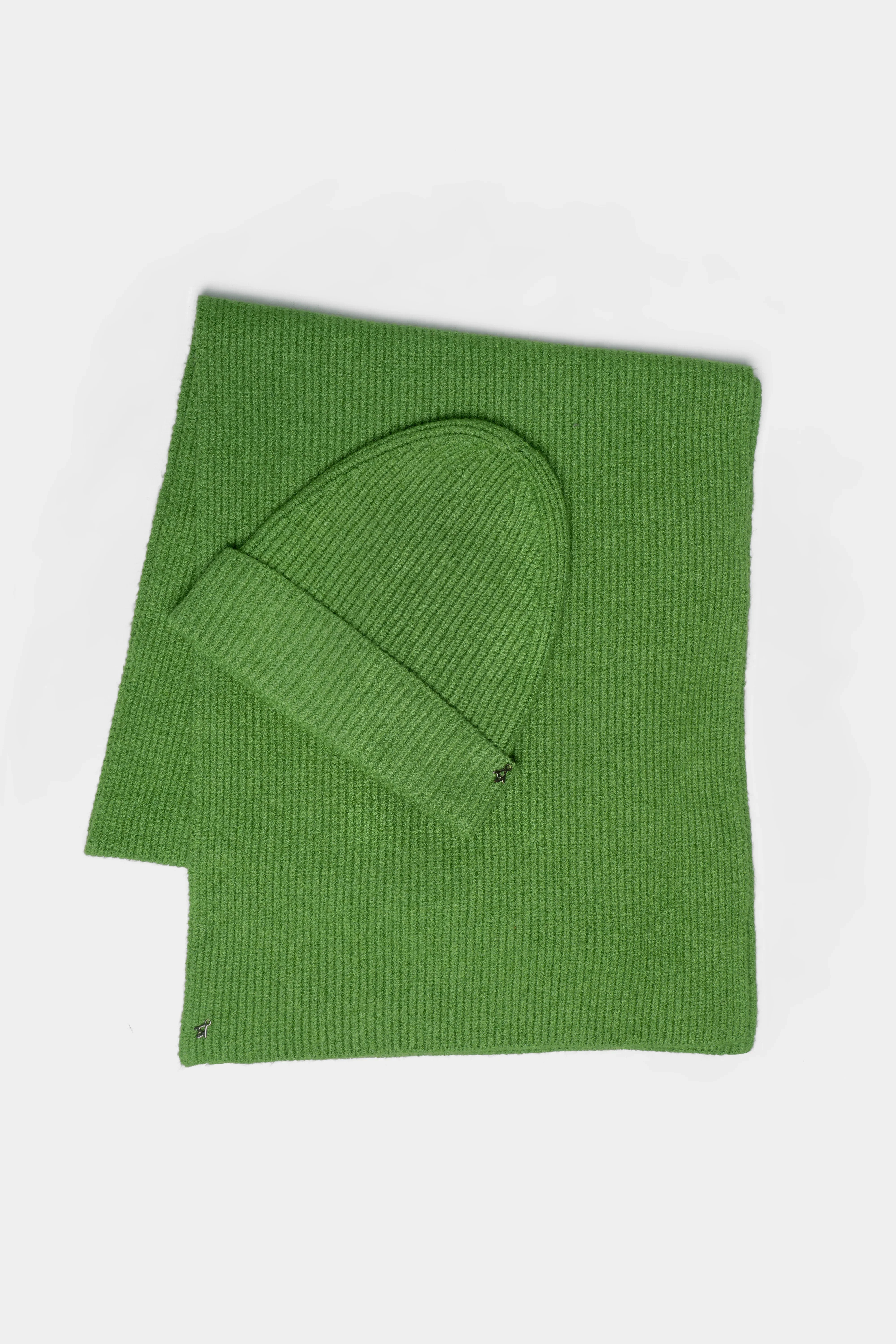 grüner gerippter Schal aus weichem Viskose-Mix in feiner Rippenstruktur, vielseitig tragbar und angenehm auf der Haut