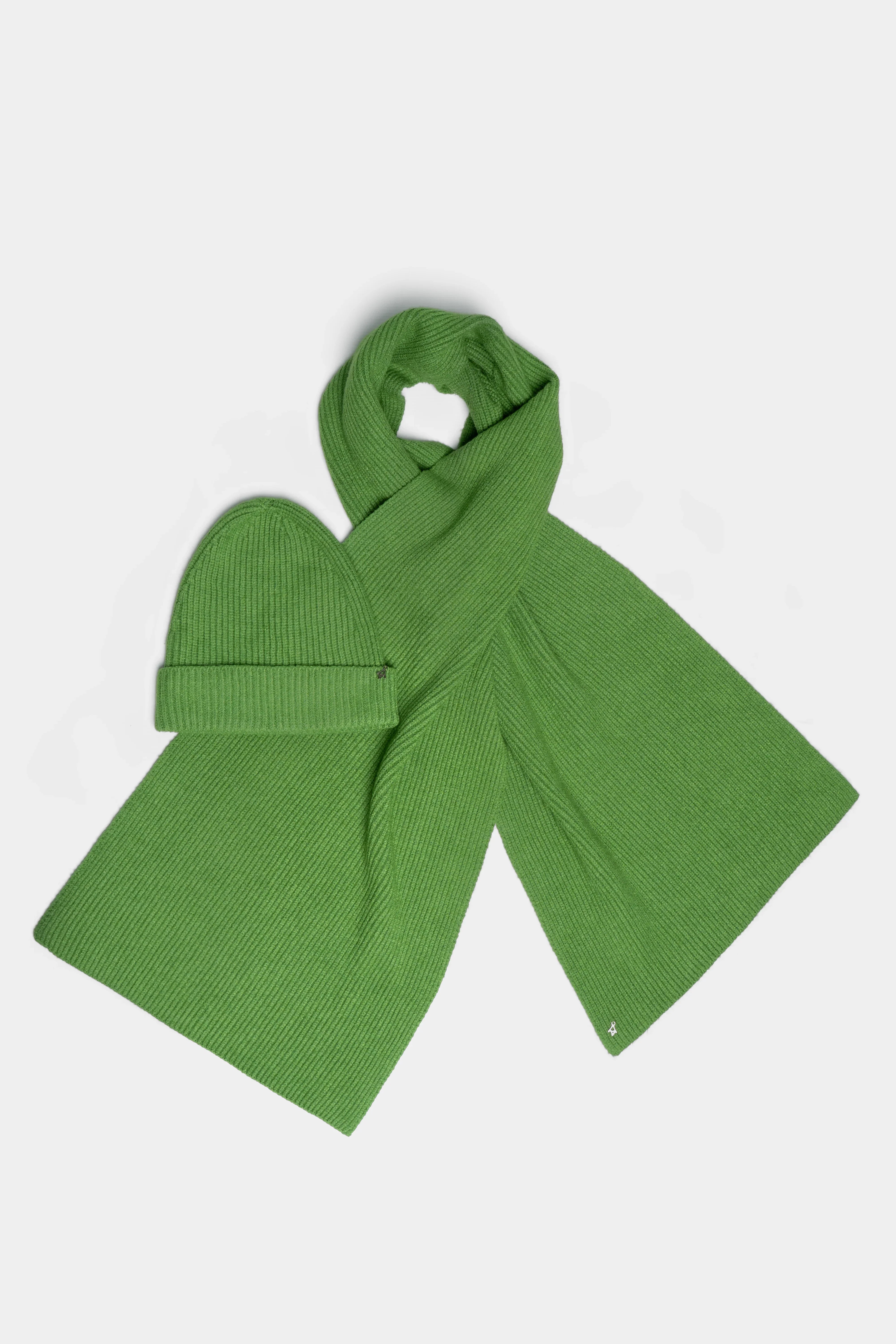 Grüner gerippter Schal aus weichem Viskose-Mix in großer Onesize Länge 183 cm Breite 35 cm