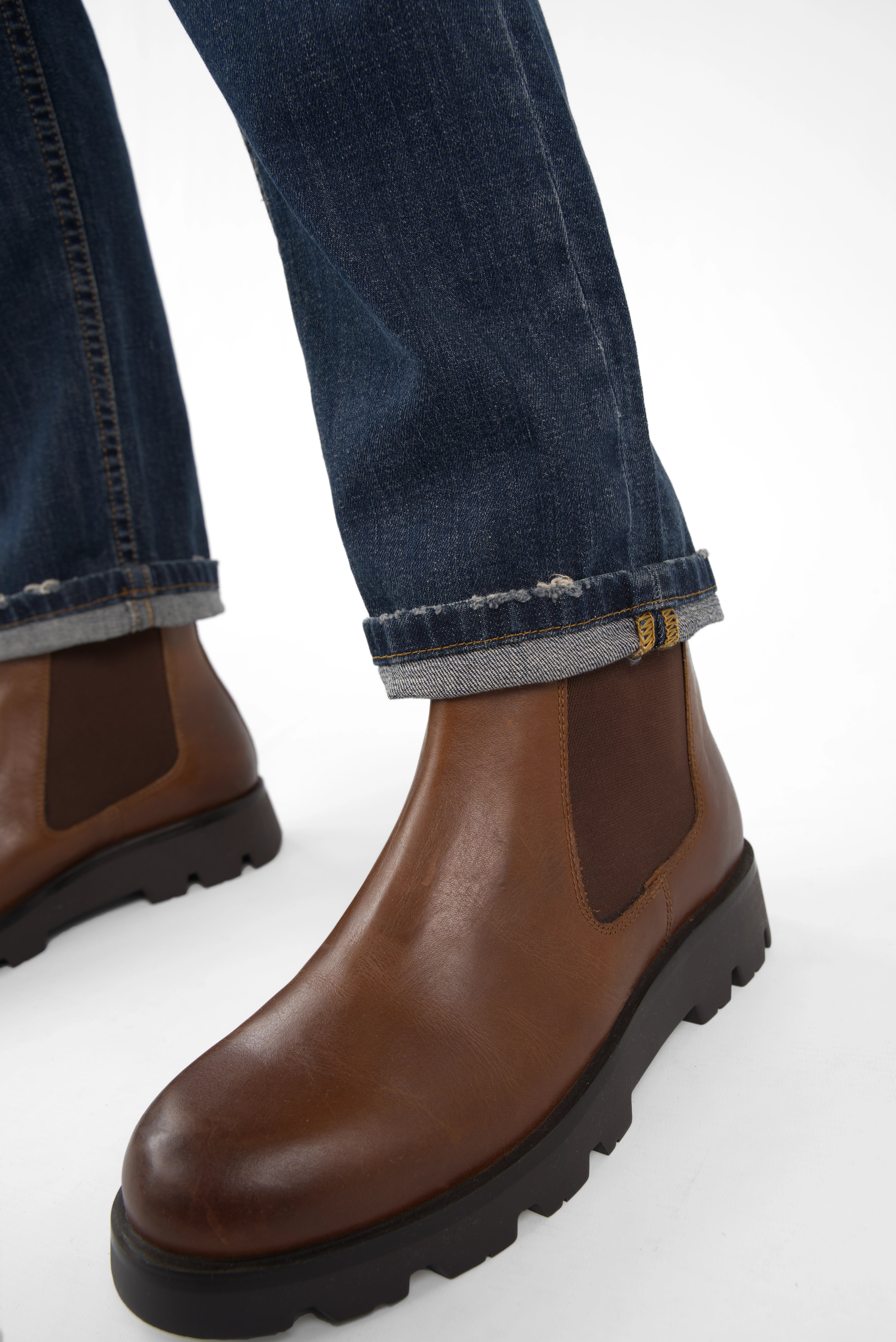 Dark blue ALVA Boyfriend-Jeans with relaxed fit and destroyed details, cuffed at the ankle, paired with brown leather boots