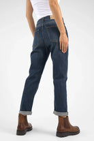 Dark blue mid waist ALVA Boyfriend-Jeans with relaxed fit and cuffed hems, styled with brown boots.
