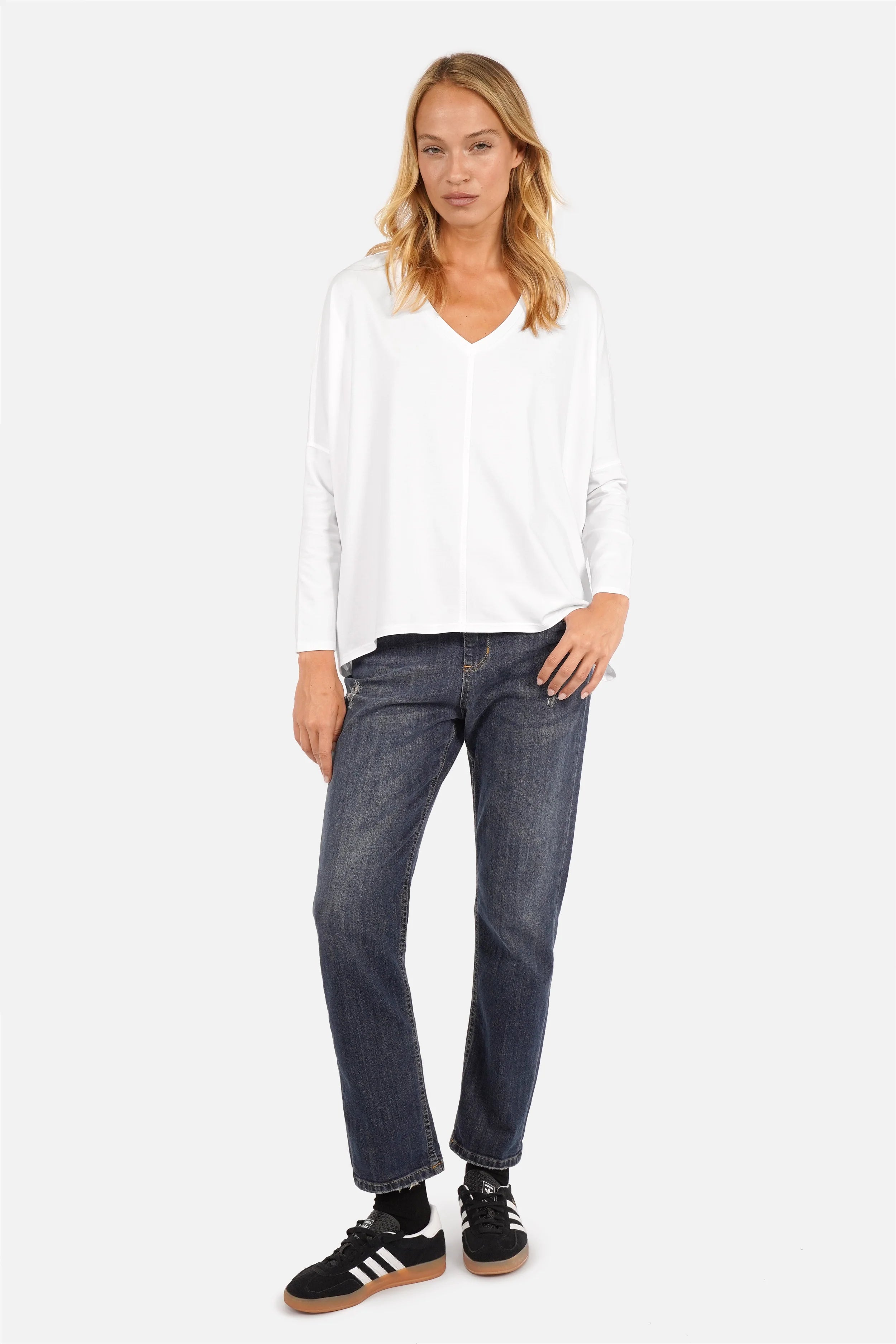 Dunkelblaue Boyfriend Jeans mit Used-Effekten und Destroyed-Details im lässigen Regular Fit