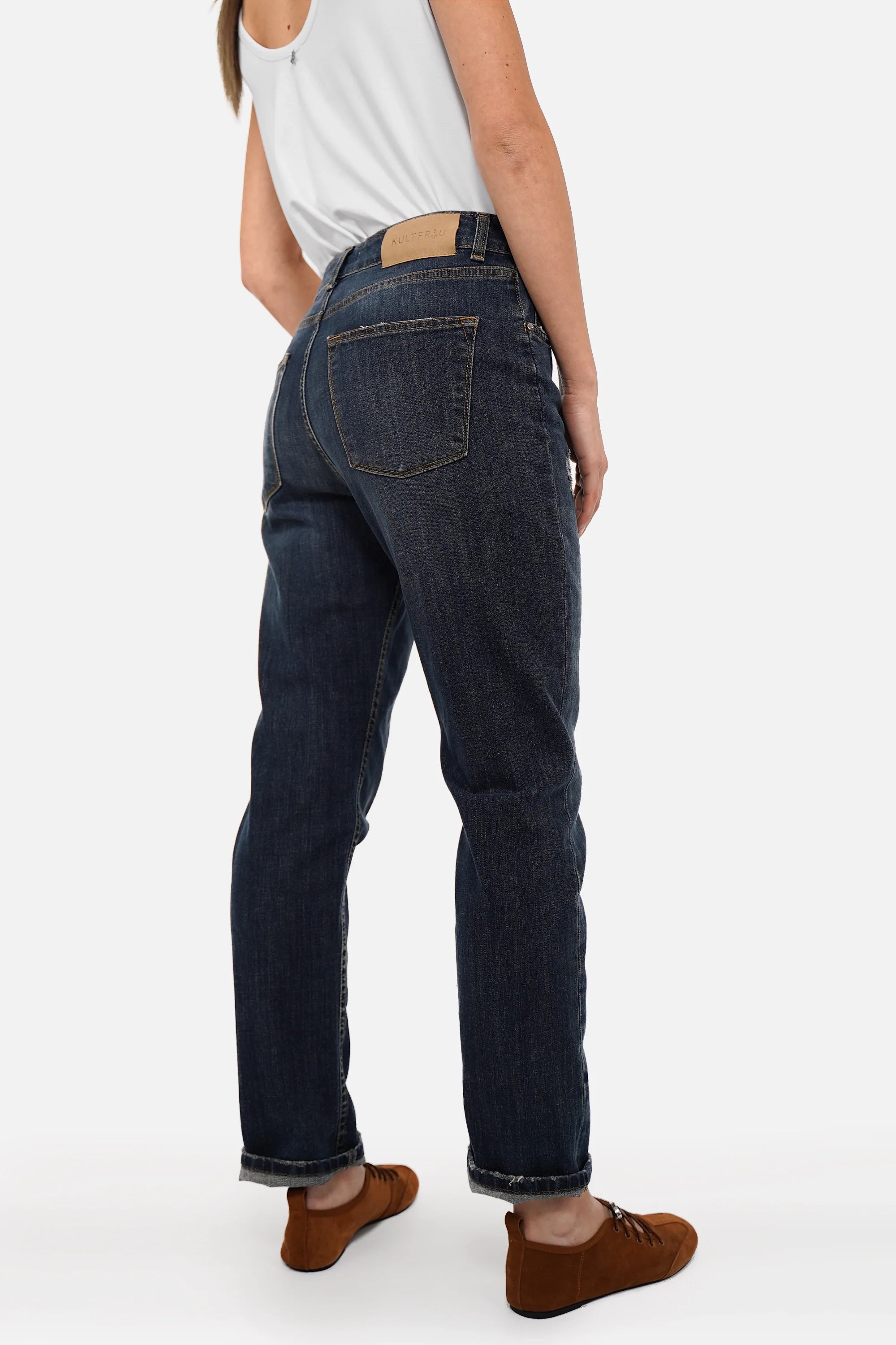 Boyfriend-Jeans in dunkelblauer Waschung mit lockerem Schnitt und leicht zulaufendem Bein