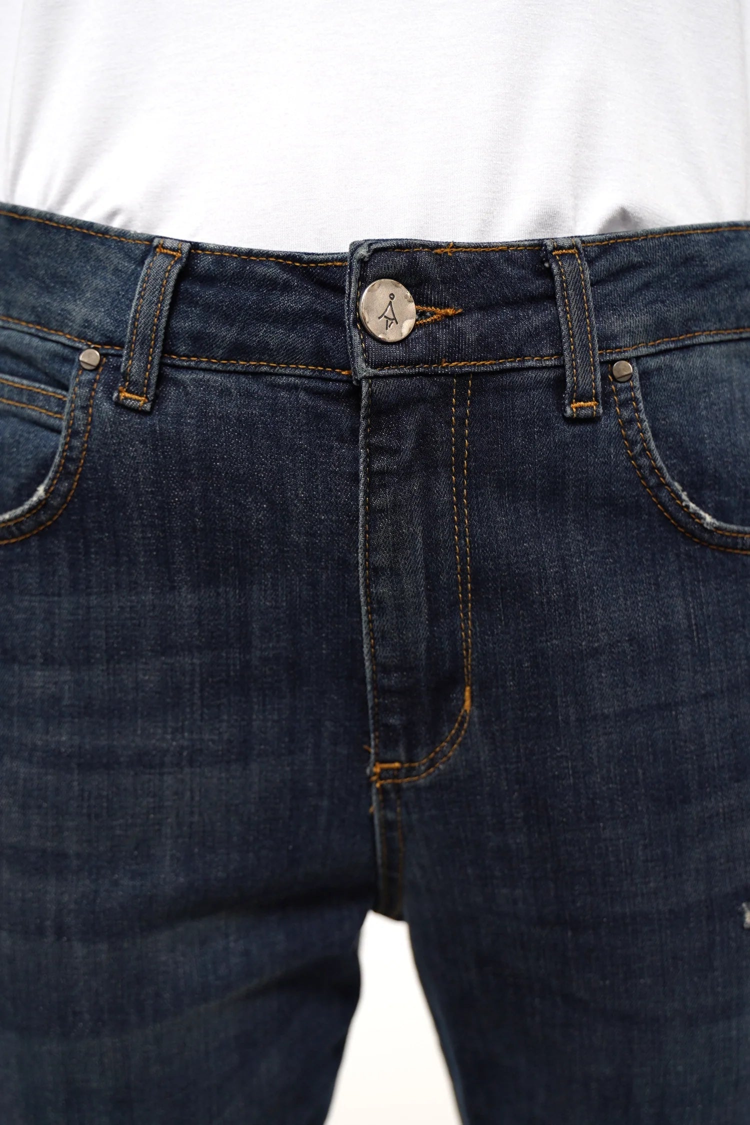 Dunkelblaue Boyfriend-Jeans mit leicht zulaufendem Bein und Destroyed-Details im 5-Pocket-Stil