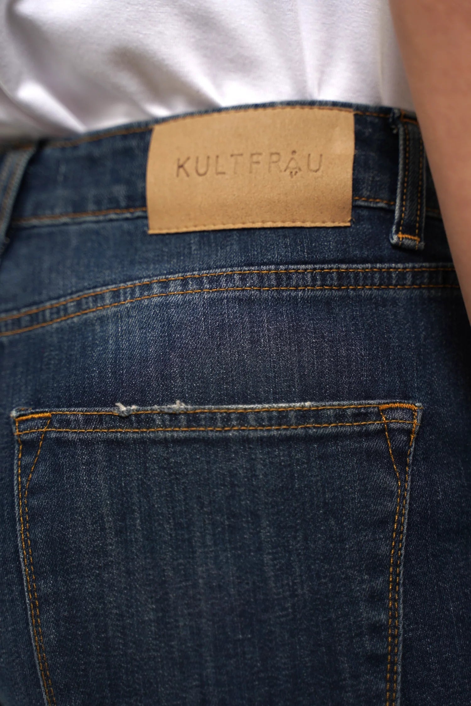 Dunkelblaue Boyfriend-Jeans mit Mid Waist und leicht zulaufendem Bein in 5-Pocket-Stil
