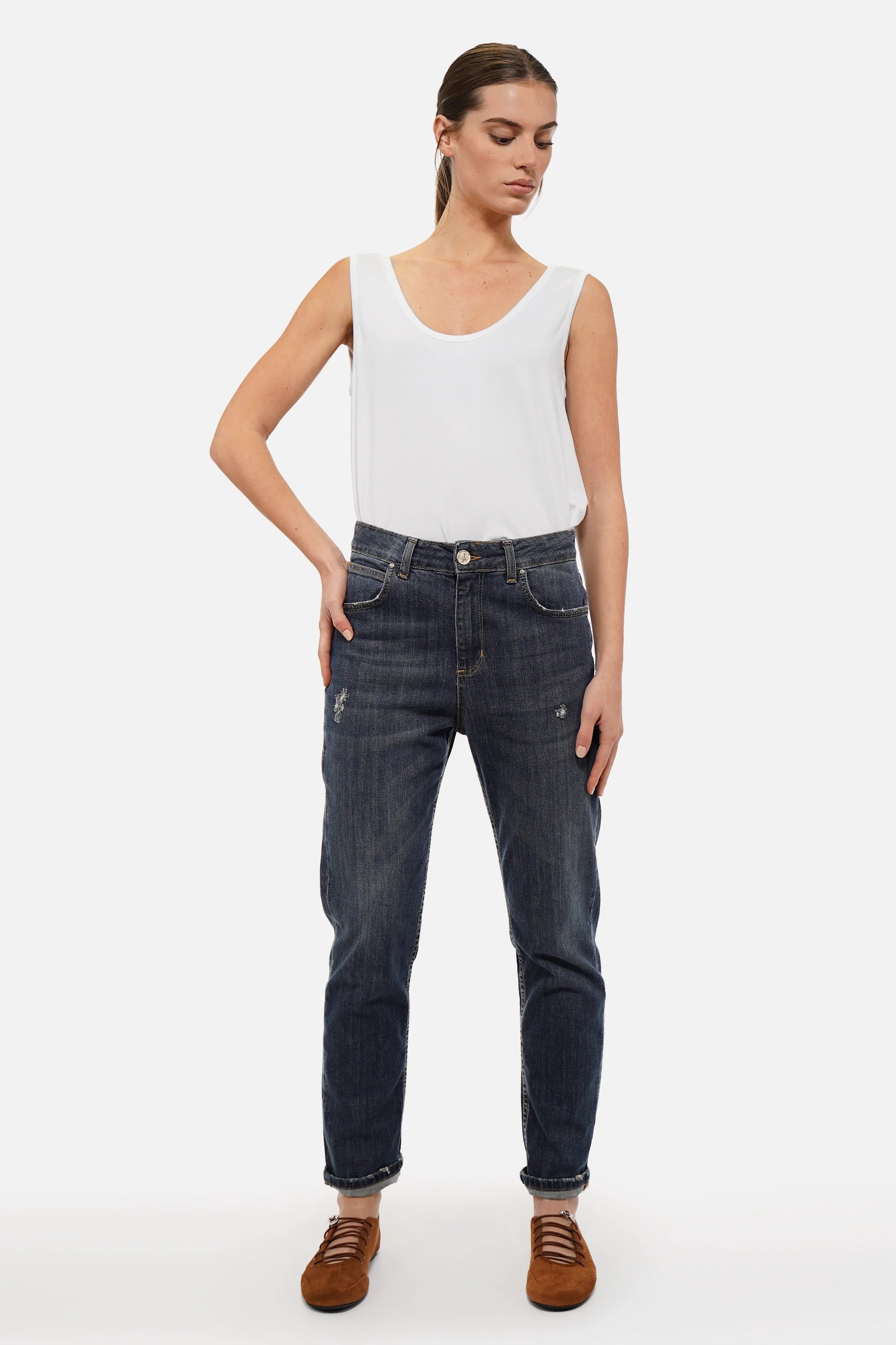 Dunkelblaue Boyfriend-Jeans mit Mid Waist und leicht zulaufendem Bein in 5-Pocket-Stil